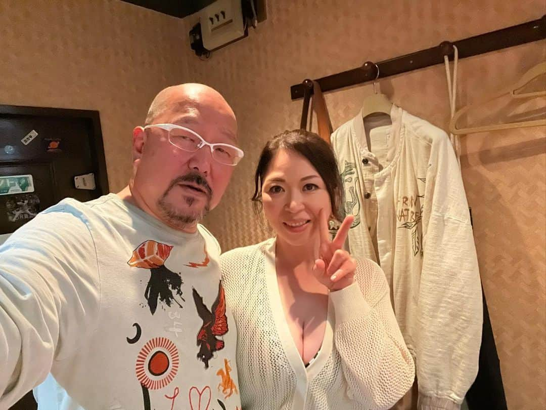 マグナム北斗さんのインスタグラム写真 - (マグナム北斗Instagram)「昨日は懐かしい人が来店してくれました。  今じゃレジェンドＡＶ女優、加山なつこ。  そして彼女の30数年前のデビュー作の相手が、なんと俺やったそうです。  古い話で忘れてたよ。  元気そうで何よりでした。  そして出て来る話は、「五島めぐ元気かなぁ？」でした。 #マグナム北斗 #スナック与太ばなし #加山なつこ」5月1日 11時15分 - magnum0316