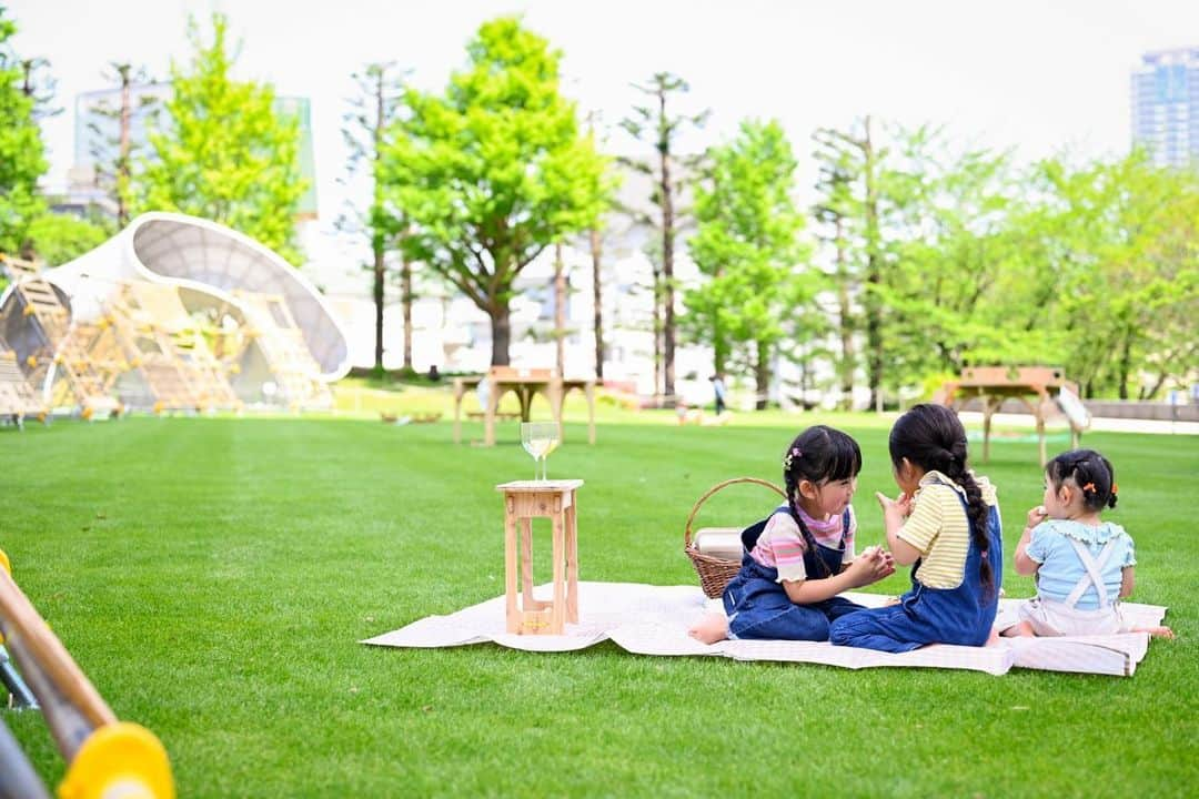 HALCALIのインスタグラム：「@chihiroishino の写真がどれも可愛くて連投しちゃう🤭💚 芝生広場内のPicnic Labではピクニックセットっていうのがあって、レジャーシートや可愛いバスケット、カトラリーとか色々なピクニックツールも貸してもらえるから手ぶらで👌ただでさえなにかと大荷物になっちゃう子連れにもありがたい😂💓グルメチケット付きだからミッドタウンの中で色々調達して青空の下食べるのが最高だったよ😆💙食べ終えたらねぇね達は速攻で遊びに行っちゃうので黙々と食べ続ける次女と母でまったり楽しみました😇日焼け対策バッチリしたつもりが首の下の方だけ日焼け止め塗れてなかったっぽくて真っ赤に焼けてしまった🤦🏻‍♀️春の日差し恐るべし！皆様もお気をつけて🌞 #tokyomidtown #picniclab」