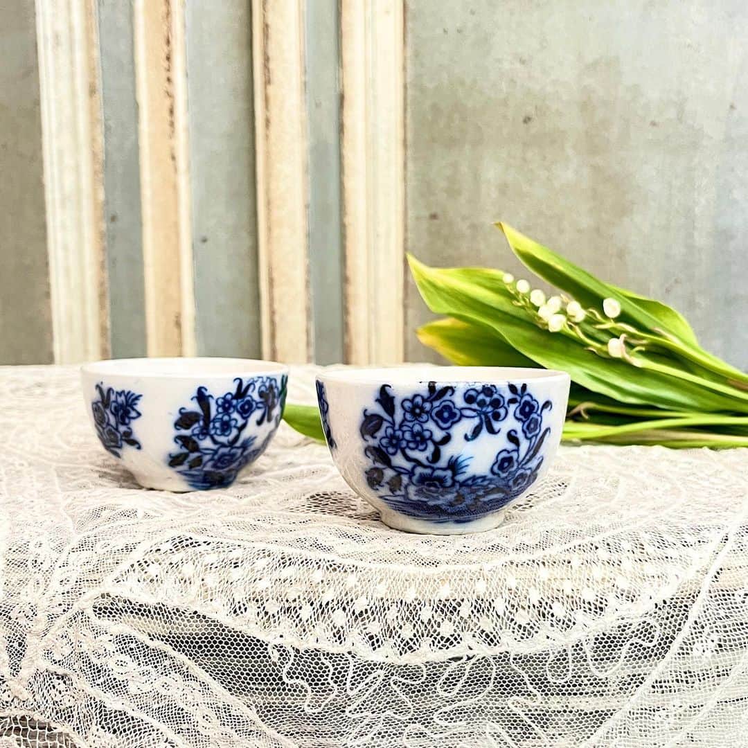 稚野鳥子さんのインスタグラム写真 - (稚野鳥子Instagram)「ブルーが美しいティーボウルが入荷しました。  中国からお茶と共にヨーロッパへ伝わった最初の茶器は、もともと私たちのよく知る湯呑みと受け皿の形をしていました🍵 ヨーロッパの文化や陶器の性質にあわせ、ティーカップ＆ソーサーへと変化していきます☕️  年代の古いヨーロッパのティーアイテムは、こちらのティーボウルのようにシノワズリを思わせるフォルム、絵柄なことも多く、数も少ない貴重なアイテムです✨  #toricoloreshop #toricolore_shop #トリコロールショップ #アンティークショップ #恵比寿アンティーク #恵比寿 #アンティーク雑貨 #アンティークのある暮らし #アンティーク食器 #アンティークティーセット #アンティーク陶器 #フランスアンティーク #シノワズリ #brocante #シャビー」5月1日 11時30分 - toricolore_shop