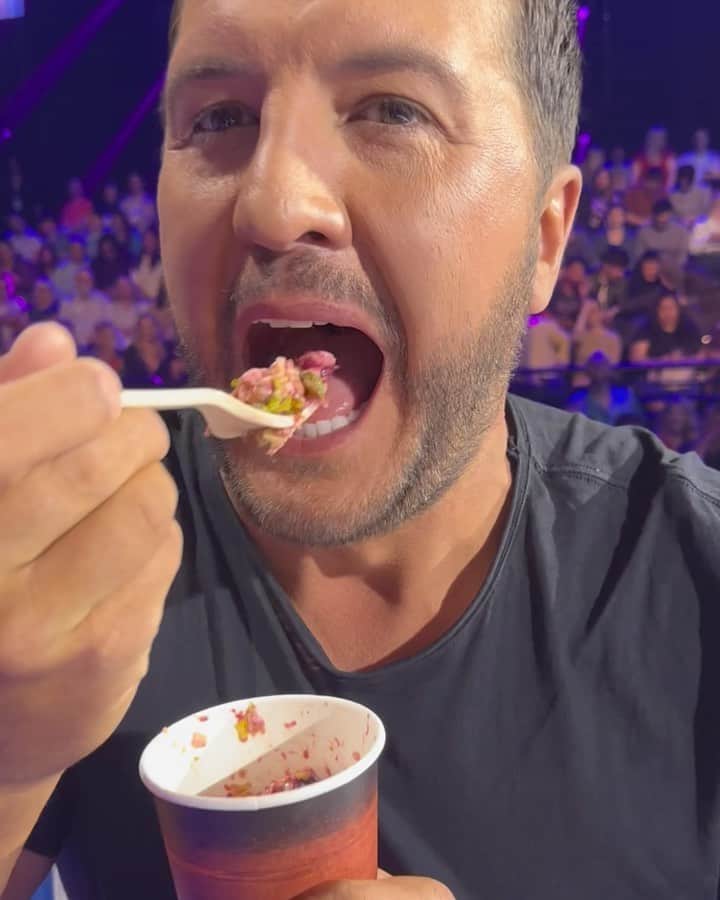 ケイティ・ペリーのインスタグラム：「Salad in a cup attracts both 🪰 and @lukebryan #idol」