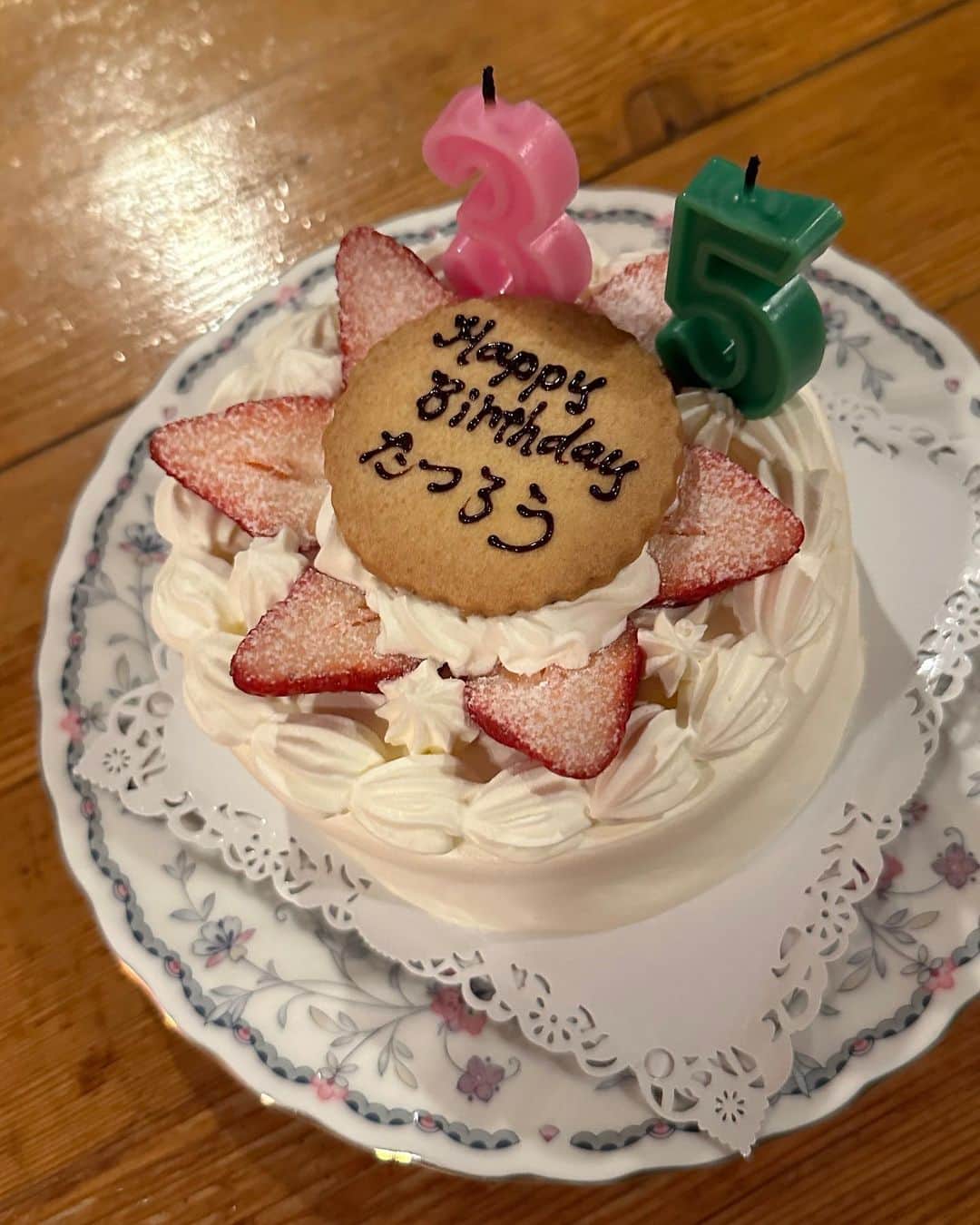 安井達郎さんのインスタグラム写真 - (安井達郎Instagram)「2023.4.29 山小屋で過ごすGW2日目 自然の中でゆったり気持ちよく友人家族と過ごし、スーパーリラックス。山小屋憧れるな〜🌲 かわいいケーキと横断幕で誕生日祝ってもらって大感激。 @shizucat 楽しい時間をありがとう〜」5月1日 11時27分 - tatsuroyasui