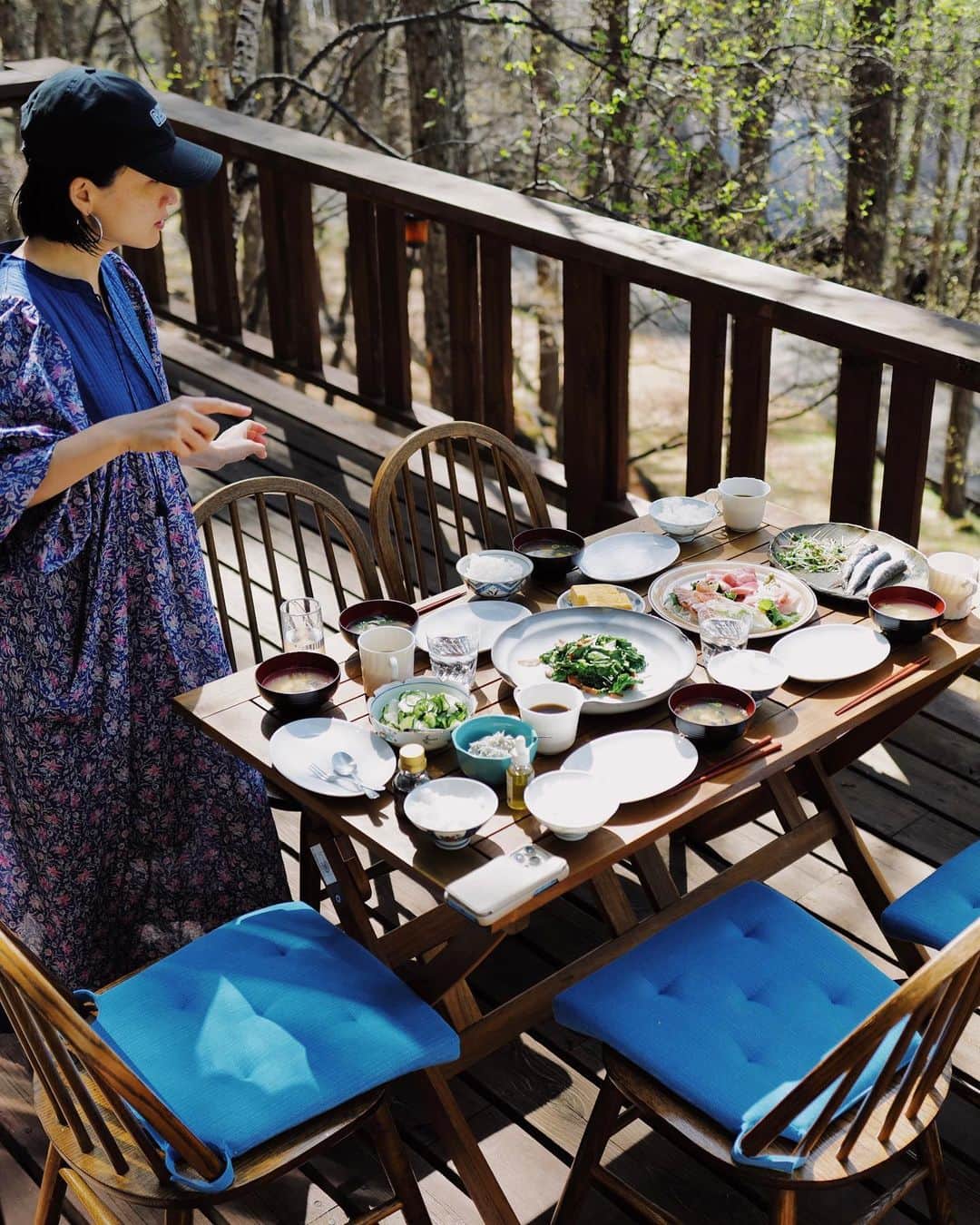 安井達郎さんのインスタグラム写真 - (安井達郎Instagram)「2023.4.29 山小屋で過ごすGW2日目 自然の中でゆったり気持ちよく友人家族と過ごし、スーパーリラックス。山小屋憧れるな〜🌲 かわいいケーキと横断幕で誕生日祝ってもらって大感激。 @shizucat 楽しい時間をありがとう〜」5月1日 11時27分 - tatsuroyasui
