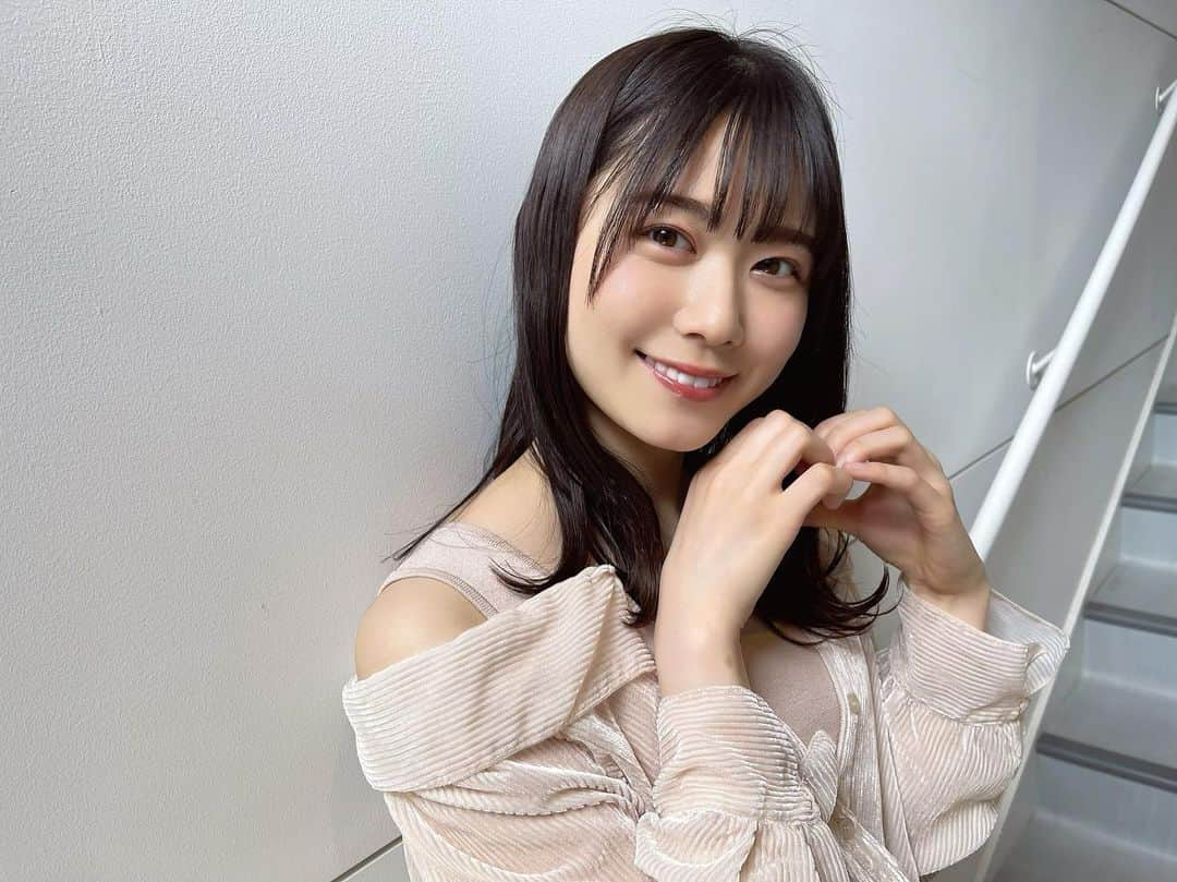 丹生明里のインスタグラム：「9枚目シングルのミーグリが遂に始まりました〜  初日ありがとうございました🐸🧡  コーデュロイ生地のセットアップにしました😍  #日向坂46 #丹生ちゃん #nibugram」