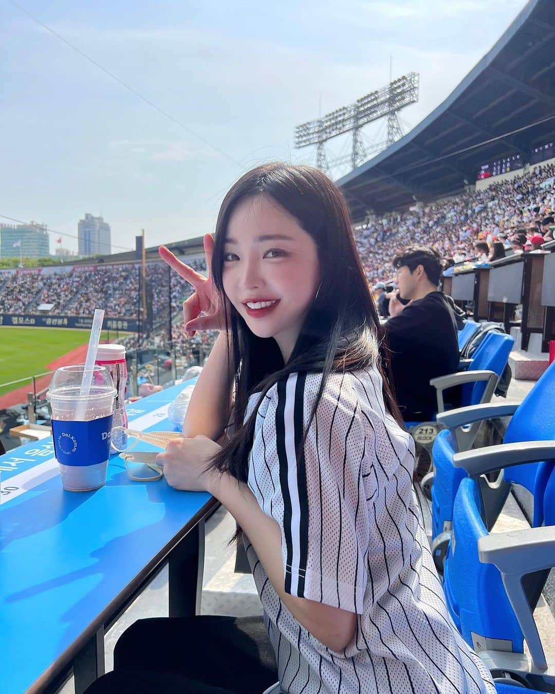 キム・ドヒのインスタグラム：「- 나의 첫 야구관람 최고 였음!! 어제 너무 즐거웠던 ♥️ 볼줄도 모르면서 오지환선수 나오면 냅다 화이팅 소리지르곸ㅋㅋ 애기들 사진 주고받으려고 외국인선수 부인이랑 카톡 친구한게 넘 웃기댜ㅋㅋㅋ 내 애기가 아니구 영으니 아들인디🤣  아!! 잔디세럼 오늘 7시 오픈 입니댜!!!🫶🏻」