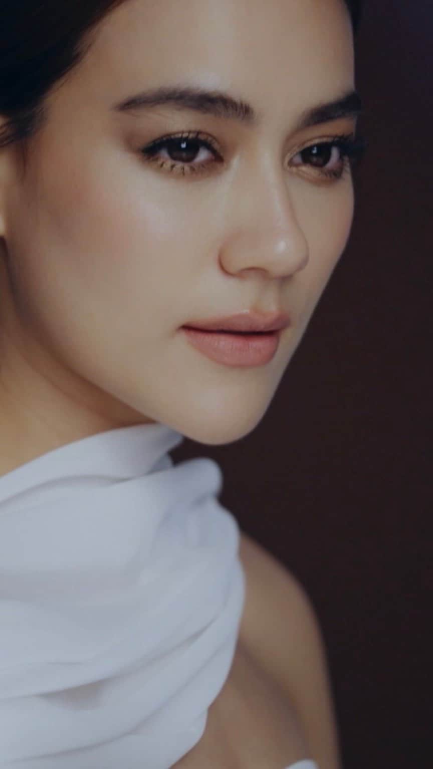 キンバリー・アン・ウォーテマス・ティアムシリのインスタグラム：「เตรียมพบกับคิมในผลงานใหม่กับ Hourglass และ Vogue Thailand ในทุกช่องทางของ @voguethailand และ Line official account ของอาวร์กลาส @hourglasscosmetics ได้เร็วๆ นี้นะคะ🤍  #HourglassCosmeticsThailand #VoyeurEyeshadowstick」