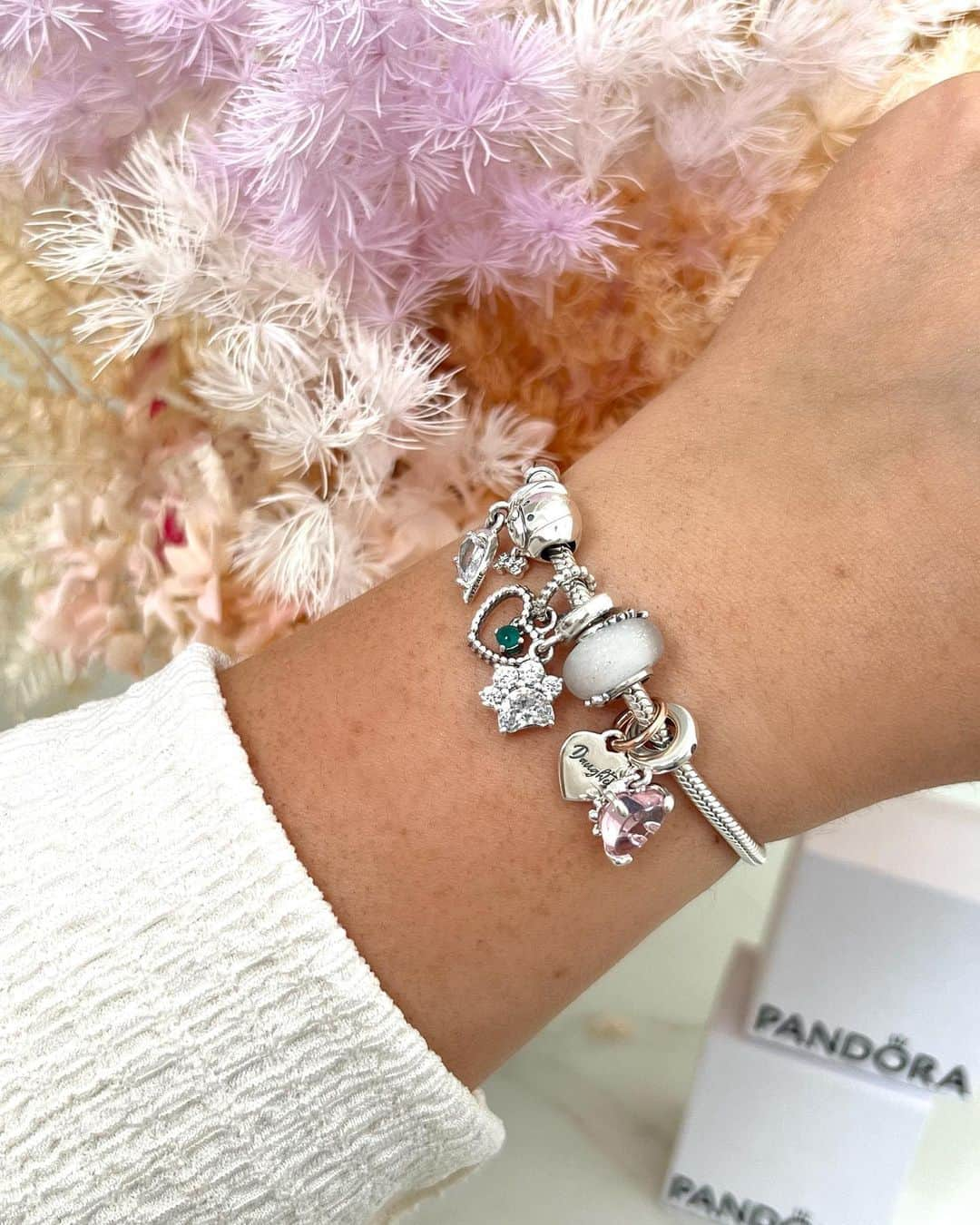 Shannonさんのインスタグラム写真 - (ShannonInstagram)「AD the perfect Mother’s Day gift 💝 @theofficialpandora has so many gorgeous gifting options… from charms (which you can choose something meaningful to you or related to your loved ones) to bracelets, rings, earrings and necklaces! 🤍 I’ve loved gifting Pandora charms to my Mum in the past, and now I have my very own charms to represent my journey as a Mother myself 😍 send this photo to someone you love as a not-so-subtle hint ☺️ #PandoraMothersDay #ForEveryoneWhoLovesLikeAMum #ShotforPandora」5月1日 11時33分 - shaaanxo