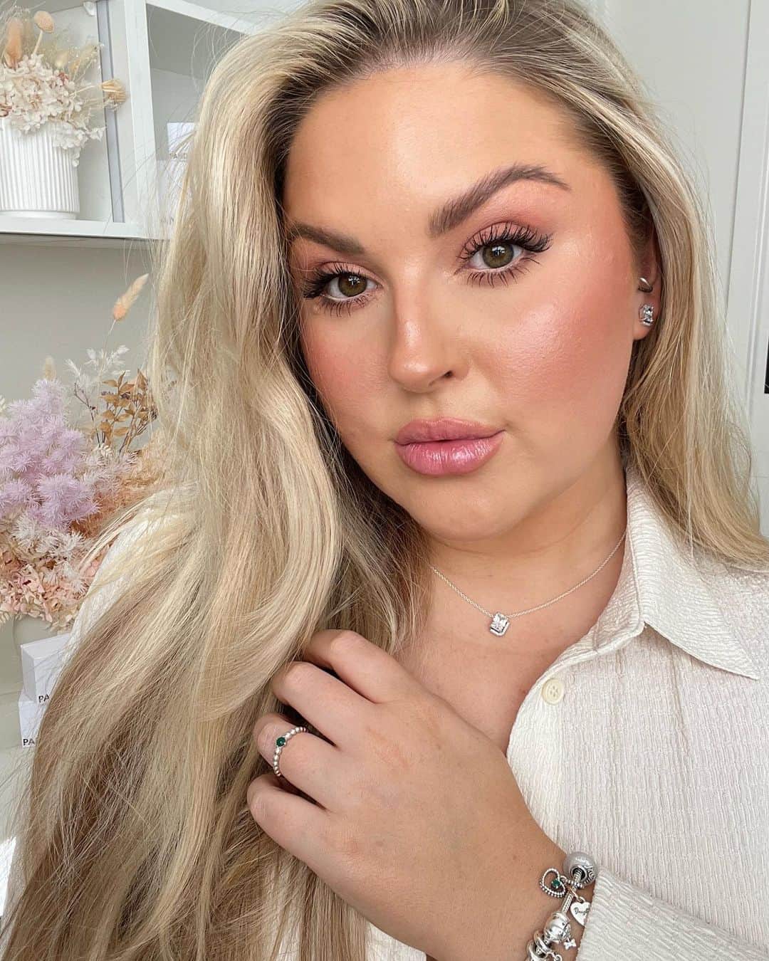 Shannonのインスタグラム：「AD the perfect Mother’s Day gift 💝 @theofficialpandora has so many gorgeous gifting options… from charms (which you can choose something meaningful to you or related to your loved ones) to bracelets, rings, earrings and necklaces! 🤍 I’ve loved gifting Pandora charms to my Mum in the past, and now I have my very own charms to represent my journey as a Mother myself 😍 send this photo to someone you love as a not-so-subtle hint ☺️ #PandoraMothersDay #ForEveryoneWhoLovesLikeAMum #ShotforPandora」