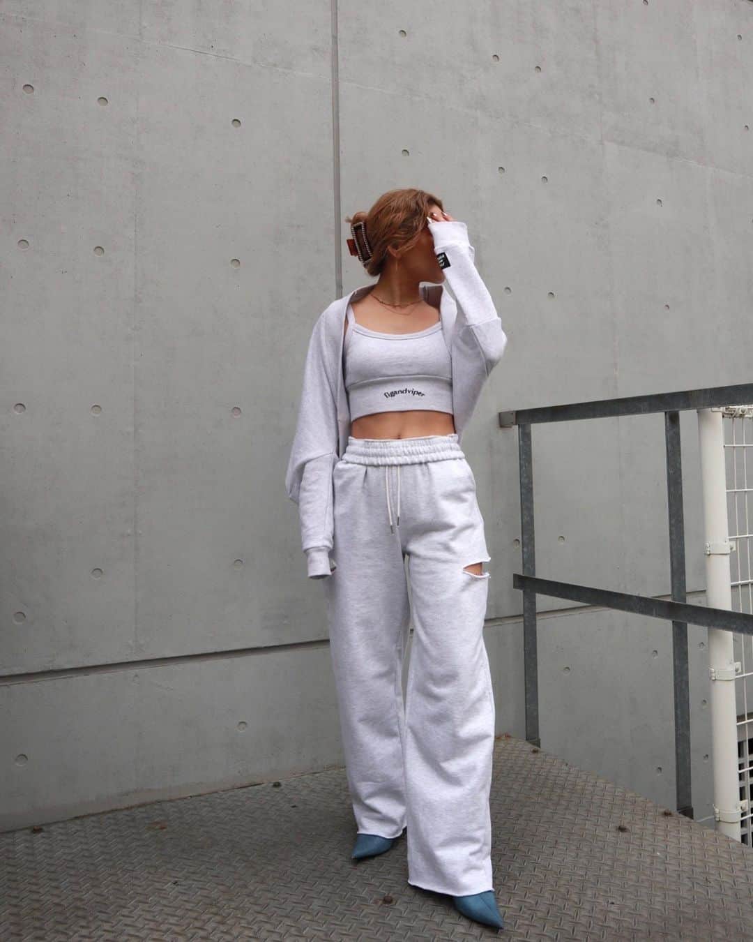 FIG&VIPERのインスタグラム：「【 New perfect match!! 】 Which set do you choose?  ・Low waist wide sweatpants ¥6,490 ・Out pocket shorts ¥6,050 ・Tack crop tank top ¥4,400 ・Logo bra top ¥4,290 ・Logo bolero ¥6,600 (tax included)  _______________________________________________  #figandviper」