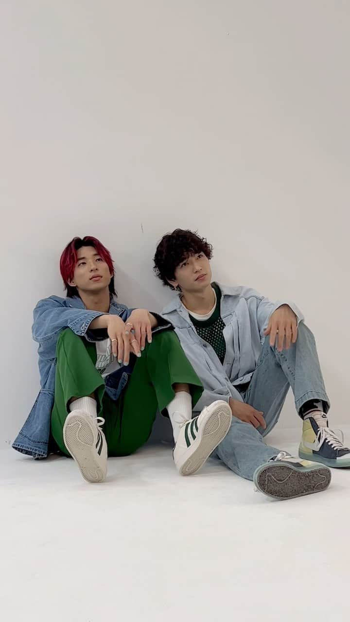 JJのインスタグラム：「🌟WATWING 亮くん＆曉くんのメイキング動画🌟  最年長コンビの「ボクのトリセツ」記事を公開中‼️ https://jj-jj.net/lifestyle/162090/  年上組のお2人ですが、取材させていただく際にずっと距離感が近くて可愛かったです🥰仲の良さが伝わりました✨  #WATWING #古幡亮 #鈴木曉 #WINDY」