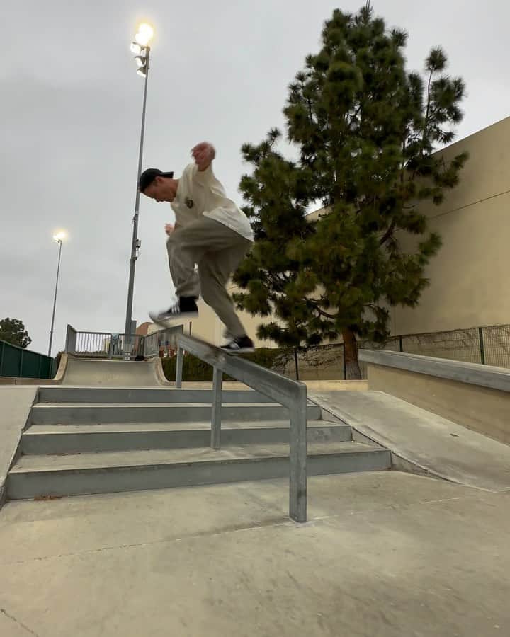ジェイク・イラーディのインスタグラム：「Biggie back tails 👽🛸 📲 @austin.prince」