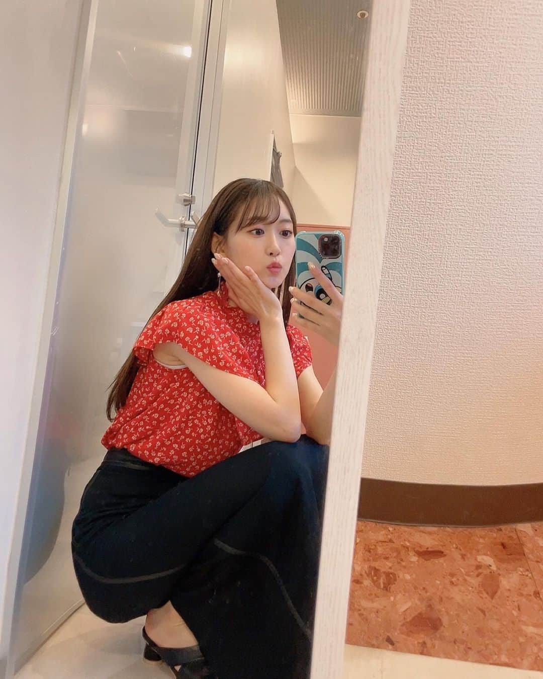 芹澤優のインスタグラム：「🌹  朝から眼科にいるよ オタクを見よう見ようとコンタクトの度数上げてたら、先生に目にあってません強すぎますって怒られたよ🥺  目に優しくなって末長くオタクのみんなを見られますように… 可愛い私を見られますように…  ✨🪞✨  私服 トップス　@sly_official  スカート　@studious_official  サンダル　@lily_brown_official   ♡」