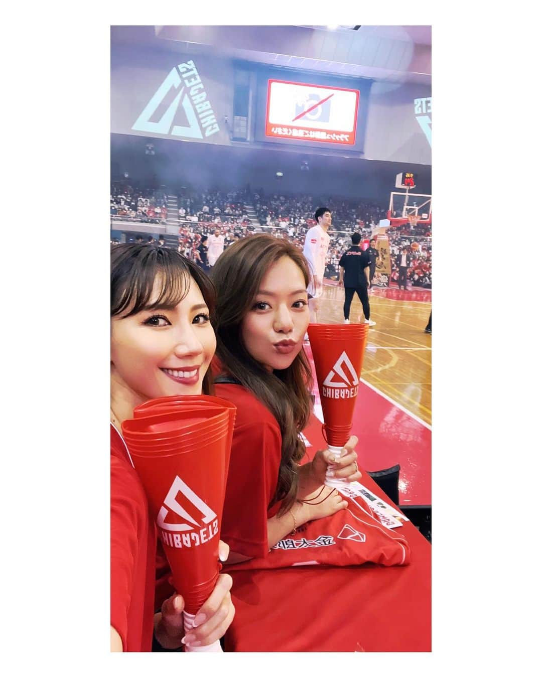高田汐美のインスタグラム：「千葉ジェッツ　@chibajets_official  ハマってるの内緒にしてたけどバレバレ説❤️笑  CSも頑張れ〜❤✈️️！  沖縄でやるワールドカップも今の所行く予定〜🥳楽しみいっぱい  #千葉ジェッツ　#バスケ　#chibajetsfunabashi #bリーグ　#bleague  #chibajets #basketball  #船橋　#selfie  #ジャンボくん　#instalove #instalike #l4l   ジェッツファンの方々が優しくしてくれていつも感激してる🥲どうぞ皆様仲良くしてください❤️」