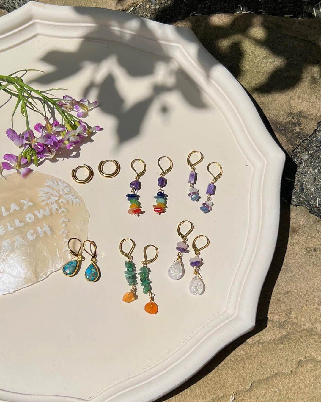 のインスタグラム：「おはようございます🌴 GWがstartして、朝から海は賑やかでした👙🌊  新しい作家さんのご紹介です♡ @luseadept   🌴サーフィンしても大丈夫 🌴海でも変色しにくい 🌴金アレ対応 🌴天然石のパワー  サーフィン以外でも、マリンスポーツ、 ヨガの時にも最適です♡ 髪にも絡まないです☺️  お店にあるので、是非見てみて下さい🤍  #pinkmafia #pinkmafiasmd #izu #shimoda」