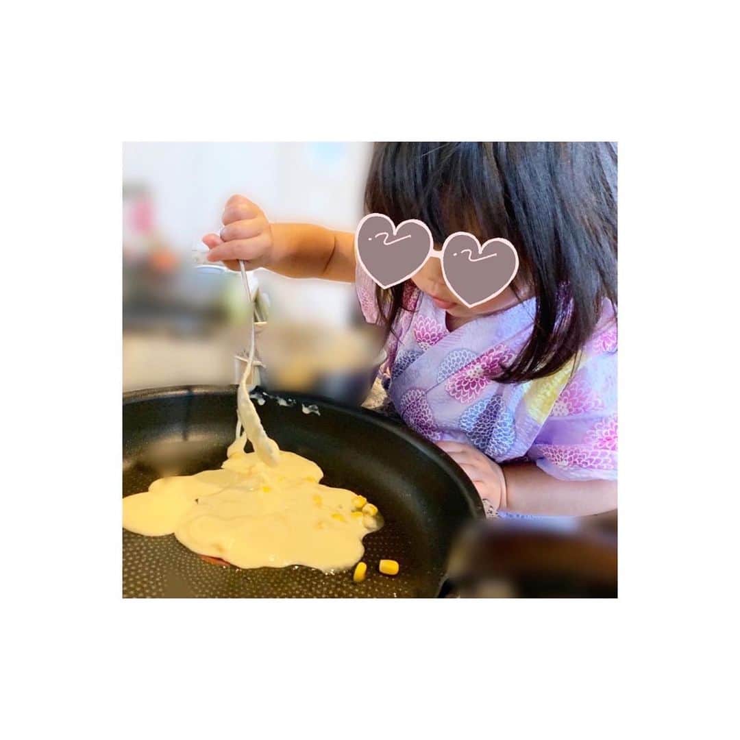 三倉茉奈さんのインスタグラム写真 - (三倉茉奈Instagram)「ゴールデンウイーク、いかがお過ごしですか。 最近、2歳の娘と一緒にホットケーキを作るのがブーム(朝、余裕があれば…w)。生地を一緒にまぜまぜして、スプーンでフライパンへ。(2枚目。火はまだつけてないです) 生地にはコーンを入れたり、バナナ、きな粉、米粉などを混ぜたり✨ 無事に焼けると、"じぶんでつくったのー！"と大きなホットケーキを嬉しそうにがぶり笑 最近は色々やりたがるお年頃。まだまだイヤイヤ期なのね、ママこないで！(=手伝わないで！)としょっちゅう言われ、ぎゃーっとなることはありますが、ある程度自由にやらせてみようかなーと見守ってます。  今日明日は平日ですが、また連休が続きますね。お出かけされる方、お仕事の方、とりあえずノープランの方…様々だと思いますが、素敵なゴールデンウイークになりますように。 #GW #2years #daughter #pancakes  #breakfast」5月1日 11時41分 - mana_mikura_official
