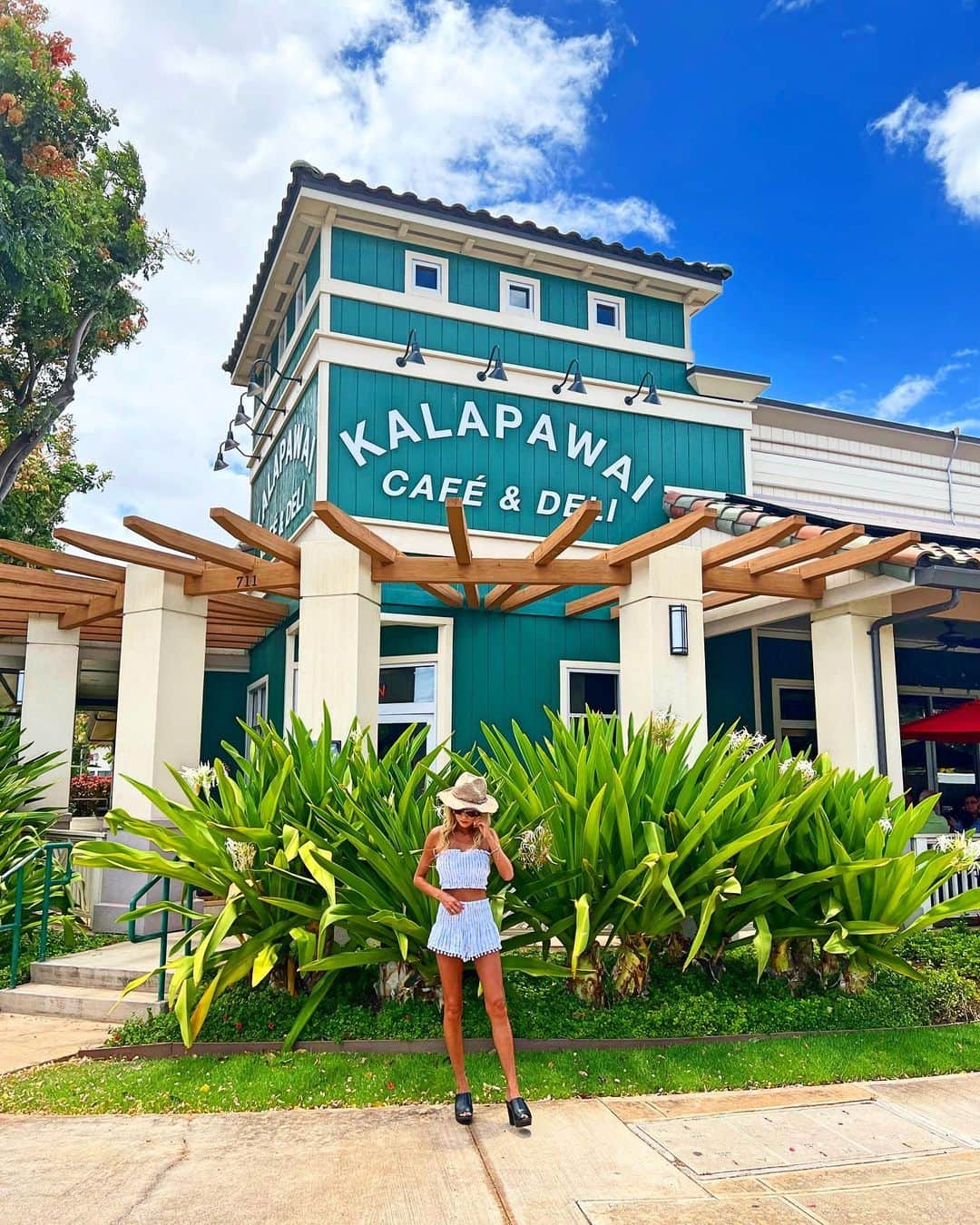 shihoさんのインスタグラム写真 - (shihoInstagram)「💚☕️💚☕️💚 ・ 📍Kalapawai Cafe & Deli  Kapolei ・ #hawaii#islandofoahu#oahu#ハワイ#trip #オアフ島#travel#loco_hawaii#travel_jp #funtorip#タビジョ#旅MUSE#genic_travel #genic_mag#たびねす#旅行#genic_hawaii #kalapawaicafe#カポレイ#kapolei#coffee #hawaiicafe#cafe#town#deli#oahuhawaii #tabijyomap_hawaii#lealeahawaii#2023」5月1日 11時42分 - shiho.ga8