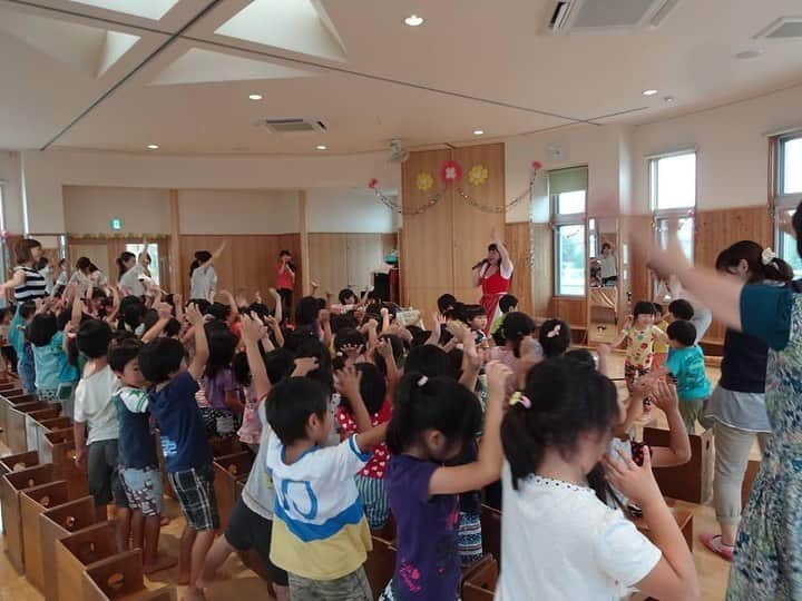 北川桜のインスタグラム：「#ヨーデル北川桜とエーデルワイスムジカンテン 紹介④  幼稚園･小学校など 教育機関等からも公演依頼を受けています  参加型の明るいアルプスの音楽に　子供たちは釘付け！  バッハもモーツァルトも聞いて育ったアルプスの音楽、本場仕込みの #ヨーデル を間近で体験♪  ーーーーーーーーー  Jodlerin Sakura Kitagawa und die Edelweißmusikanten  Introduction ④  We have received requests to perform at kindergartens, elementary schools, and other educational institutions  Children are glued to the participatory and cheerful Alpine music!  Experience the music of the Alps, where Bach and Mozart grew up listening to, and authentic #yodeling up close.  ーーーーーーーーー  Jodlerin Sakura Kitagawa und die Edelweißmusikanten  Einführung 4)  Wir erhalten Auftrittsanfragen von Kindergärten, Grundschulen und anderen Bildungseinrichtungen.  Die Kinder sind begeistert von der mitreißenden, fröhlichen Alpenmusik!  Erleben Sie die Musik der Alpen, mit der Bach und Mozart aufgewachsen sind, und den authentischen #Jodel hautnah.  ーーーーーーーーー  Jodlerin Sakura Kitagawa und die Edelweißmusikanten ④  유치원, 초등학교 등 교육기관 등에서도 공연 의뢰를 받고 있습니다.  참여형 밝은 알프스 음악에 아이들은 푹 빠졌다!  바흐도 모차르트도 듣고 자란 알프스의 음악, 본고장에서 만든 #요델 을 가까이서 체험♪  ーーーーーーーーー  #北川桜 #ドイツ #スイス #オーストリア #アルプス #アウトリーチ #小学校 #幼稚園 #音楽 #芸術鑑賞会 #お楽しみ会 #出張演奏 #教育 #授業 #子供の芸術文化体験 #アルプホルン #国際交流 #国際交流イベント #KitagawaSakura #키타가와사쿠라」