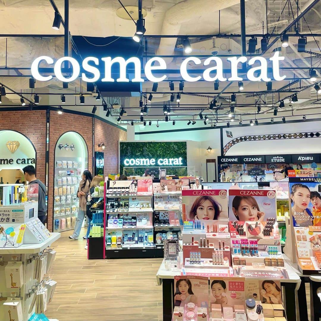 ソフィアのインスタグラム：「東急プラザ表参道原宿に新しくオープンしたコスメカラット💄 @cosmecarat.official   店内に何でも揃ってて 商品もいっぱいで全部チェックするのに結構時間かかるくらい！  韓国コスメは初めて見るブランドもたくさんあって、テスターも充実してた🙌🏻  特にアイシャドウライブラリーは 見たことないものが沢山でわくわくした🥹🌟  原宿行った時はチェックしてみてね🫶🏻  #pr #vivi #cosmecarat #東急プラザ表参道原宿」