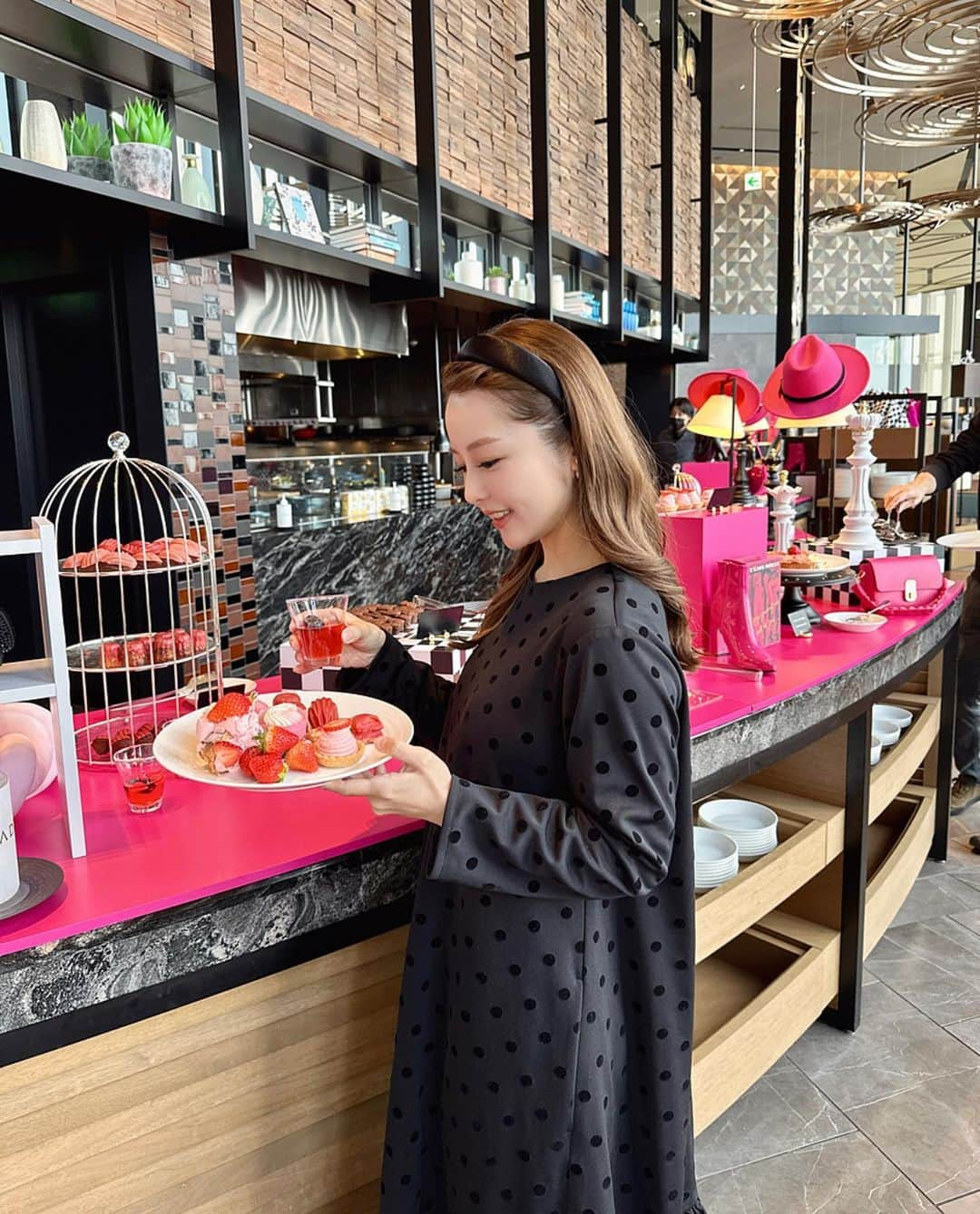 Akaneさんのインスタグラム写真 - (AkaneInstagram)「. CRUSH ON PINK 🐰💘🍓 @conradosaka のストロベリースイーツビュッフェへ♡  ブラック×ピンクの空間が可愛くて わくわくが止まらんかった…🥺🍰🖤🩷  コンラッドのビュッフェはスイーツはもちろんやけど セイボリーのクオリティも高くて美味しいから大好き♡ サーモンが入ってるストロベリーポテトサラダが美味しかった🫢🍓  ストロベリースイーツビュッフェは 5/7まで開催しているので GW期間中にぜひ♡ . . #pr#コンラッド大阪#コンラッド #ストロベリービュッフェ #コンラッドスイーツ#スイーツビュッフェ」5月1日 22時44分 - ____akanechin