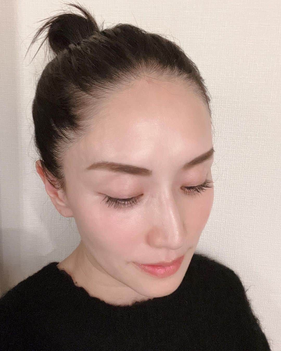 亀恭子さんのインスタグラム写真 - (亀恭子Instagram)「まつ毛の話。  私は髪の毛量が多くて、 比例して睫毛もわりとしっかり元気な方です。 地まつ毛を大事にしたくてずっと素のまつ毛暮らしです。  が。  ここ1年くらいちゃんとビューラーとマスカラで目力作っていたら、 さすがに抜けたり減ったりだったので、  @innatus_official  アイラッシュセラムを使い始めてみて 数ヶ月。  この写真はマスカラは付いてますが、 まつ毛元気に復活☺︎  毛が増えたというよりは、 ハリとコシがある感じです。  まつ毛美容液って数あって、 成分を見ても素人の私はイマイチ分からない中、 周りの友達からの口コミで試してみて、 私的ヒット商品が選出されます。  @innatus_official  オススメ♡  ちなみに少し前…半年くらい前は ブラウンのマスカラ×バーガンディのアイライン で柔らかい目元にしていましたが、  ここ最近はブラックのマスカラ×ブラックの細めアイライン でシンプルでシャープな目力メイクが好きです。  #innatus #eyelush #beauty #まつ毛美容液 #育毛 #おでこの生え際の傷（アザ？）は #就寝中に子供からくらった #なかなか消えない…」5月1日 22時46分 - kame_kyo