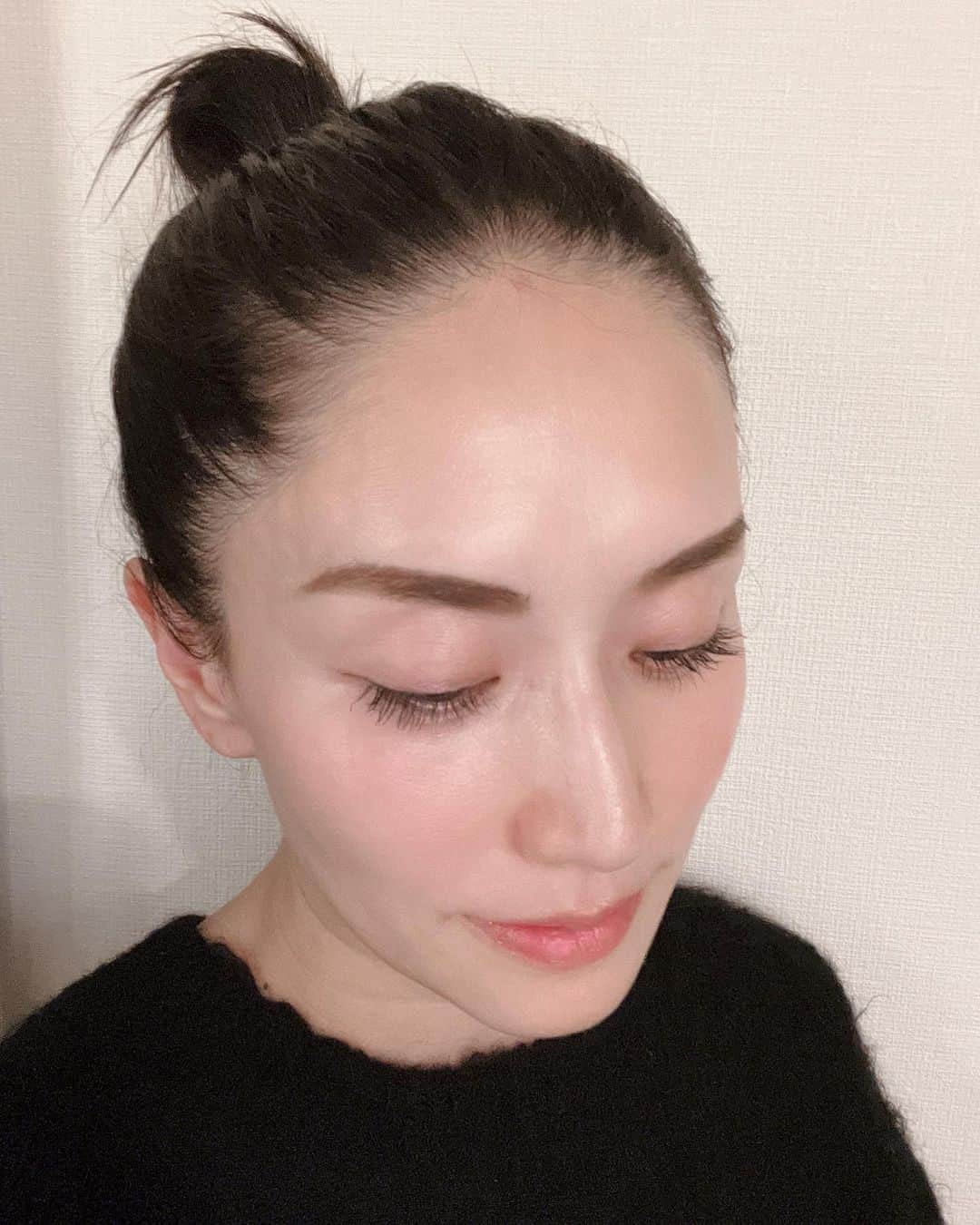 亀恭子のインスタグラム：「まつ毛の話。  私は髪の毛量が多くて、 比例して睫毛もわりとしっかり元気な方です。 地まつ毛を大事にしたくてずっと素のまつ毛暮らしです。  が。  ここ1年くらいちゃんとビューラーとマスカラで目力作っていたら、 さすがに抜けたり減ったりだったので、  @innatus_official  アイラッシュセラムを使い始めてみて 数ヶ月。  この写真はマスカラは付いてますが、 まつ毛元気に復活☺︎  毛が増えたというよりは、 ハリとコシがある感じです。  まつ毛美容液って数あって、 成分を見ても素人の私はイマイチ分からない中、 周りの友達からの口コミで試してみて、 私的ヒット商品が選出されます。  @innatus_official  オススメ♡  ちなみに少し前…半年くらい前は ブラウンのマスカラ×バーガンディのアイライン で柔らかい目元にしていましたが、  ここ最近はブラックのマスカラ×ブラックの細めアイライン でシンプルでシャープな目力メイクが好きです。  #innatus #eyelush #beauty #まつ毛美容液 #育毛 #おでこの生え際の傷（アザ？）は #就寝中に子供からくらった #なかなか消えない…」