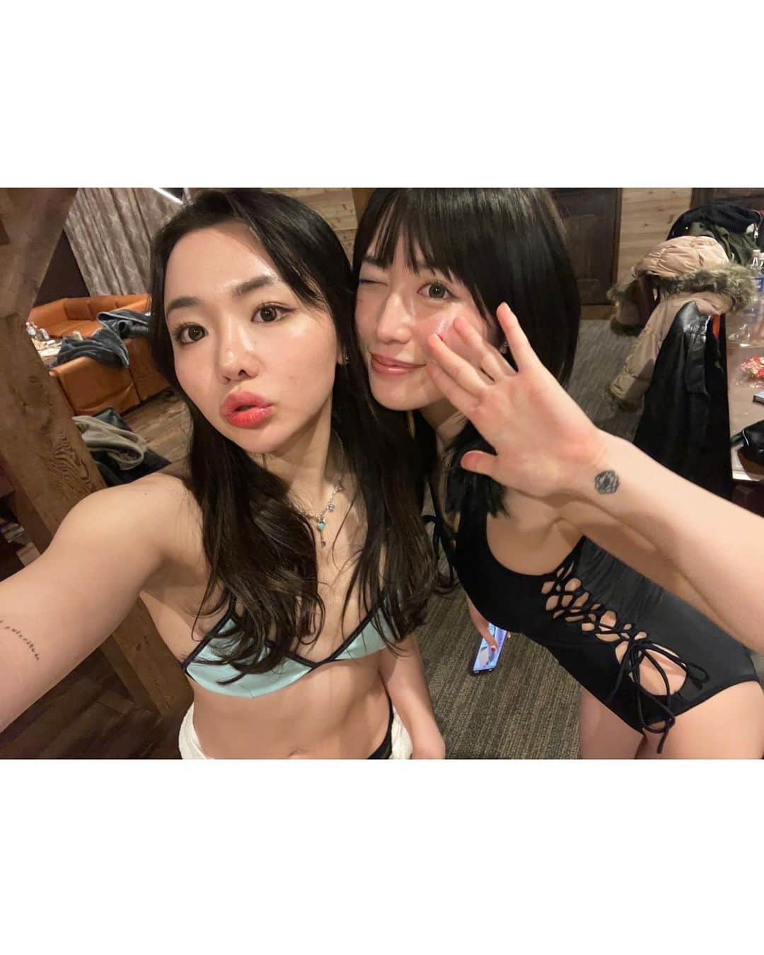 柚月瀬那のインスタグラム：「🇺🇸の砂漠帰国で髪の毛艶々生き返ったのは @romp_satoru さんとこのTOKIOハイパートリートメントのおかげ‼️そしてまたまたエクステカットしてもらっちった🥹今回もレイヤー入れてもろて乾かすの時短のために短めに切ってもらいました🙇🏻‍♀️前髪も平成風に横に流れるように切ってもらったノ🌼 結構バタバタ充実しててメイクして写真撮る暇がそこまでなかったので最近のあたいの写真載っけとく💙」