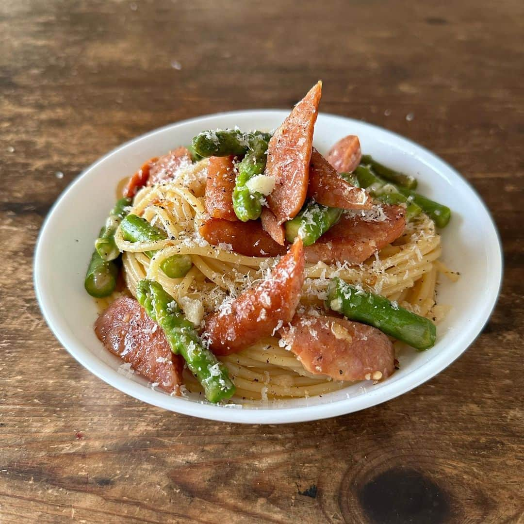 Tesshiさんのインスタグラム写真 - (TesshiInstagram)「ソーセージとアスパラでスパゲッティ Spaghetti with sausages and asparagus #yummy #homemade #healthy #pasta #spaghetti #sausage #asparagus #おいしい #パスタ #スパゲッティ #ソーセージ #アスパラ #ペペロンチーノ #マカロニメイト #フーディーテーブル #手作り  オリーブオイル大2、にんにく1かけ、赤唐辛子1本、ソーセージ3本、ゆで汁大2、アスパラ3本、パルミジャーノ・レッジャーノ、塩胡椒など お湯1L、塩小2、麺100g 2 tbsp olive oil, 1 clove garlic, 1 chili, 3 sausages, 2 tbsp pasta water, 3 asparagus, Parmigiano Reggiano, salt and pepper… 1L boiled water, 2 tsp salt and 100g spaghetti」5月1日 22時49分 - tmytsm