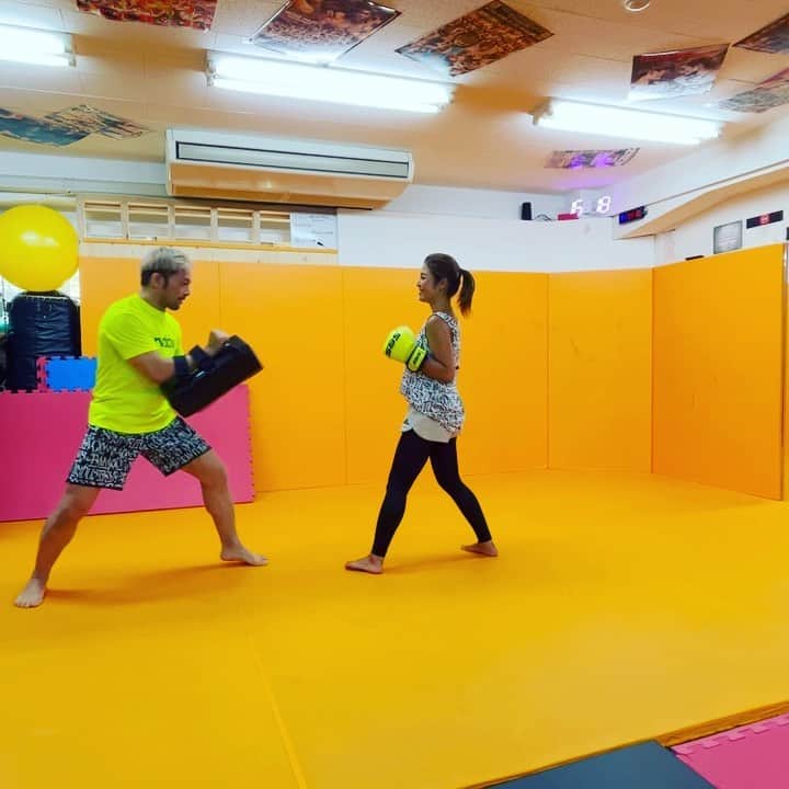 なーみのインスタグラム：「🥊ぶんぶーん🔥 @tetsuya_iwamatsu_fusano   ３分3セット後、グローブから解放されたおテテはくちゃい👧🏻  楽しい優勝💓  #キックボクシング#パーソナルトレーニング#親子トレ#ダイエット#ボディメイク#RVCA#水道橋」