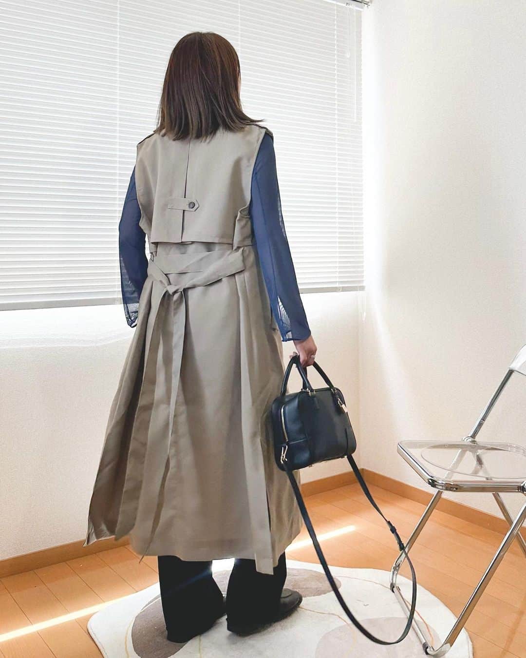 かほこ。さんのインスタグラム写真 - (かほこ。Instagram)「ㅤㅤㅤㅤㅤㅤㅤㅤㅤㅤㅤㅤㅤ ㅤㅤㅤㅤㅤㅤㅤㅤㅤㅤㅤㅤㅤ top & inner : #uniqlo #mamekurogouchi bottom : #unemansion bag : #loewe ㅤㅤㅤㅤㅤㅤㅤㅤㅤㅤㅤㅤㅤ マメクロコラボはブルーのシアートップスを購入♥色味がほんっとにかわいい🥹 これが1990円で買えるなんて、、🙏🏻 ㅤㅤㅤㅤㅤㅤㅤㅤㅤㅤㅤㅤㅤ トレンチのベストが欲しくて探して買ったけど、襟の部分がきれいにならなくて失敗しちゃった🥲 ㅤㅤㅤㅤㅤㅤㅤㅤㅤㅤㅤㅤㅤ #kaho_fashion」5月1日 21時24分 - xxokohakxx