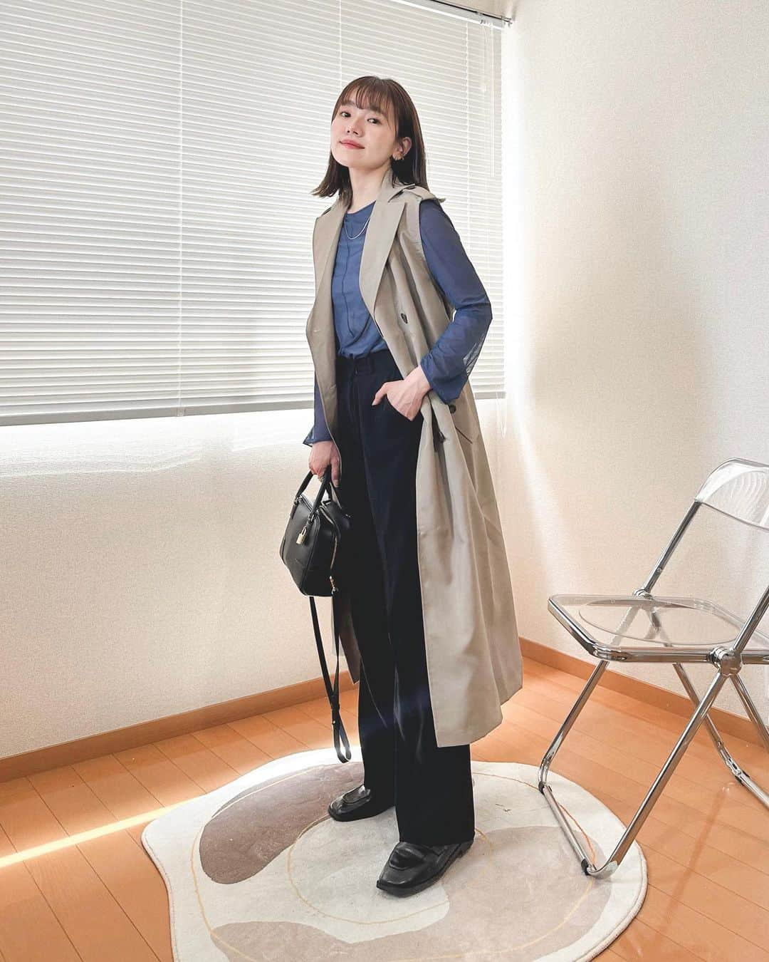 かほこ。さんのインスタグラム写真 - (かほこ。Instagram)「ㅤㅤㅤㅤㅤㅤㅤㅤㅤㅤㅤㅤㅤ ㅤㅤㅤㅤㅤㅤㅤㅤㅤㅤㅤㅤㅤ top & inner : #uniqlo #mamekurogouchi bottom : #unemansion bag : #loewe ㅤㅤㅤㅤㅤㅤㅤㅤㅤㅤㅤㅤㅤ マメクロコラボはブルーのシアートップスを購入♥色味がほんっとにかわいい🥹 これが1990円で買えるなんて、、🙏🏻 ㅤㅤㅤㅤㅤㅤㅤㅤㅤㅤㅤㅤㅤ トレンチのベストが欲しくて探して買ったけど、襟の部分がきれいにならなくて失敗しちゃった🥲 ㅤㅤㅤㅤㅤㅤㅤㅤㅤㅤㅤㅤㅤ #kaho_fashion」5月1日 21時24分 - xxokohakxx