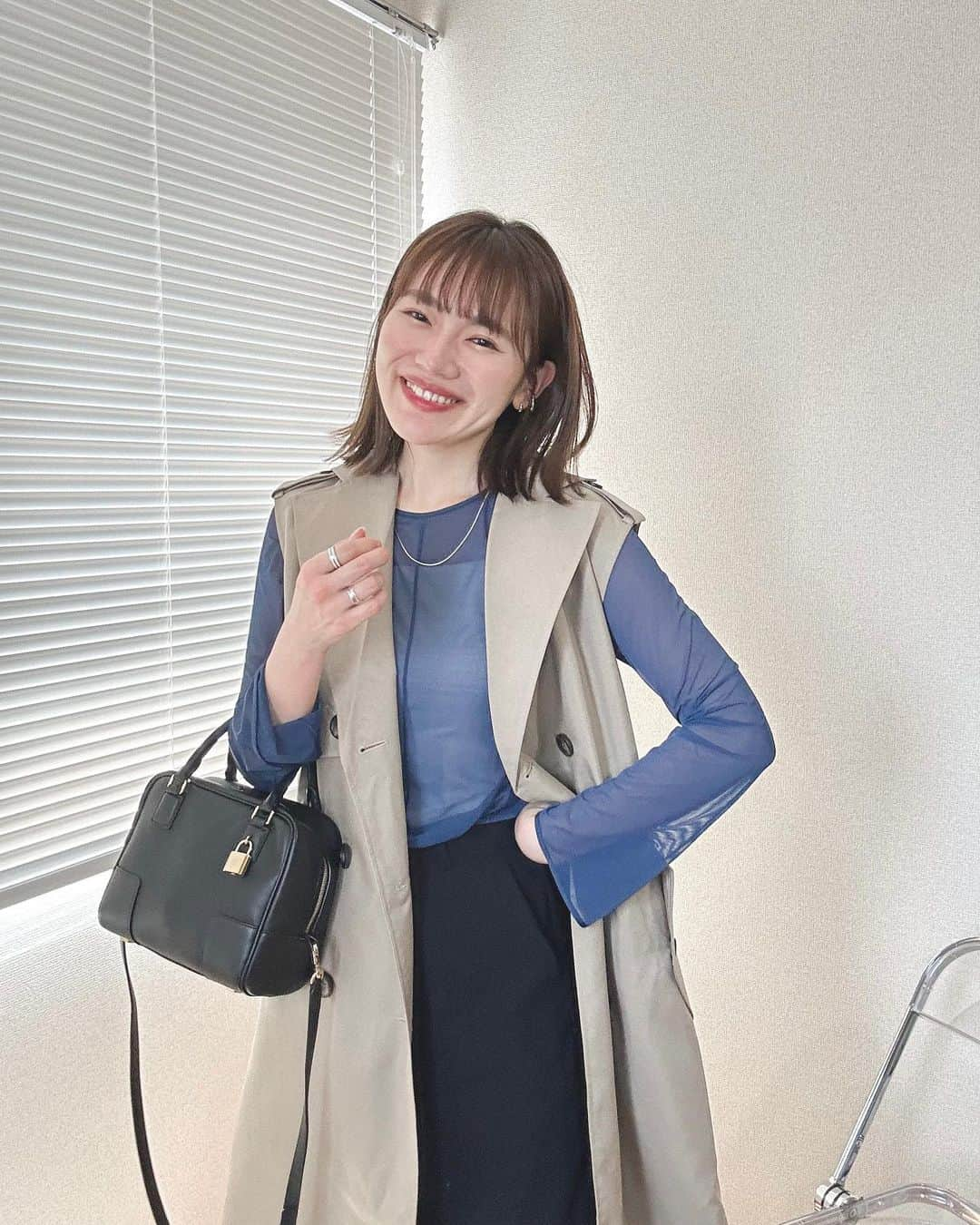 かほこ。さんのインスタグラム写真 - (かほこ。Instagram)「ㅤㅤㅤㅤㅤㅤㅤㅤㅤㅤㅤㅤㅤ ㅤㅤㅤㅤㅤㅤㅤㅤㅤㅤㅤㅤㅤ top & inner : #uniqlo #mamekurogouchi bottom : #unemansion bag : #loewe ㅤㅤㅤㅤㅤㅤㅤㅤㅤㅤㅤㅤㅤ マメクロコラボはブルーのシアートップスを購入♥色味がほんっとにかわいい🥹 これが1990円で買えるなんて、、🙏🏻 ㅤㅤㅤㅤㅤㅤㅤㅤㅤㅤㅤㅤㅤ トレンチのベストが欲しくて探して買ったけど、襟の部分がきれいにならなくて失敗しちゃった🥲 ㅤㅤㅤㅤㅤㅤㅤㅤㅤㅤㅤㅤㅤ #kaho_fashion」5月1日 21時24分 - xxokohakxx