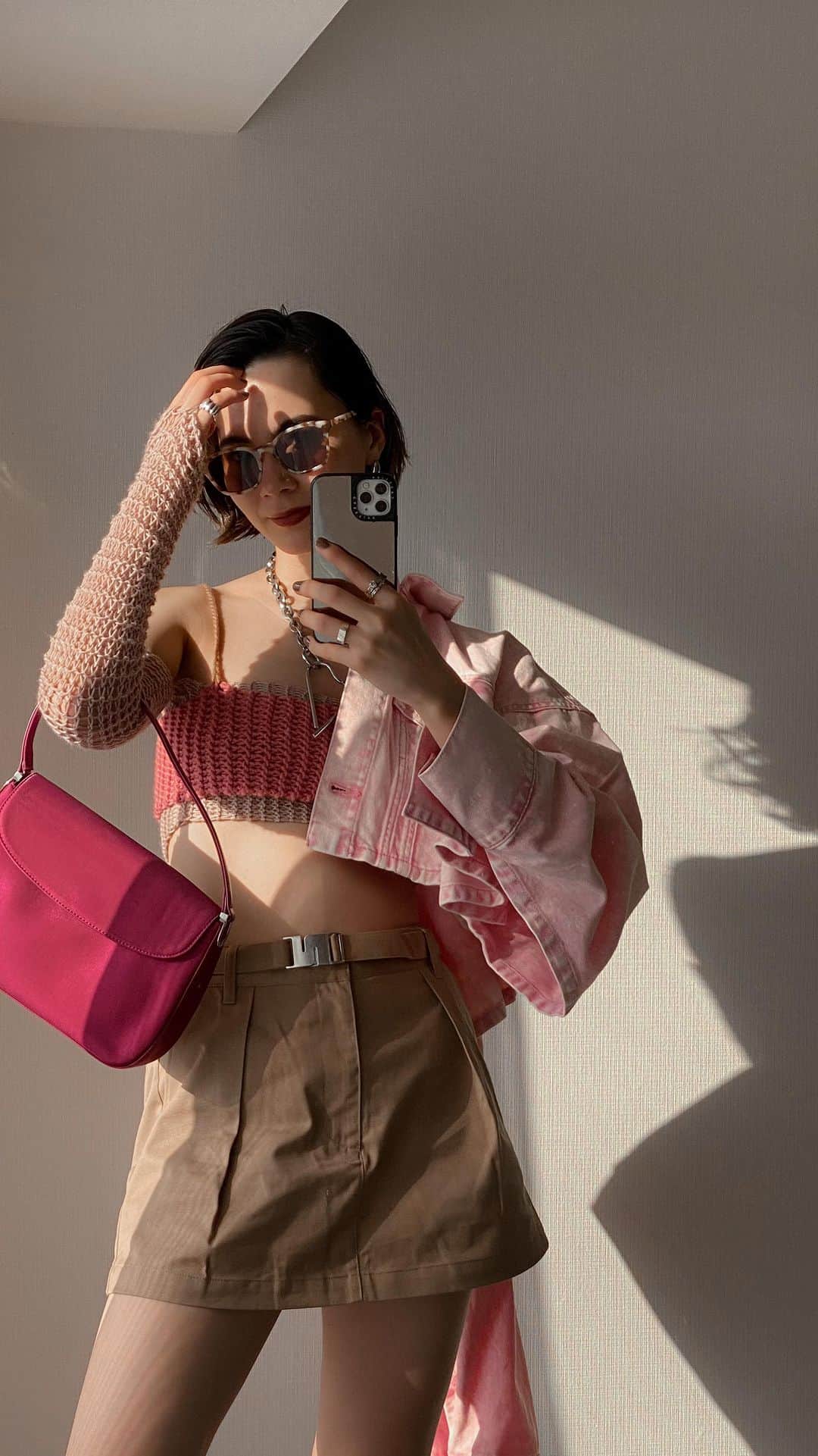 マリークレアのインスタグラム：「* My new pink tops 💓 #knitting   手編みのトップス 2枚重ね〜🫶🏻  Tops @marie1227claire_handmade  Jacket @desigual  Skirt @nbb_weekend  Bag @marieclairemag  Necklace @azfactory  Sunglasses @a.d.s.r._official   #marieclaire_fashion_  * * #handmade #pinktops #ootd #knittinglove  #summerknit #pinkknit #pinklover #🧶 #desigual #azfactory #nbbweekend #adsreyewear  #ハンドメイド　#手編み　#トップス #サマーニット　#ピンクニット」