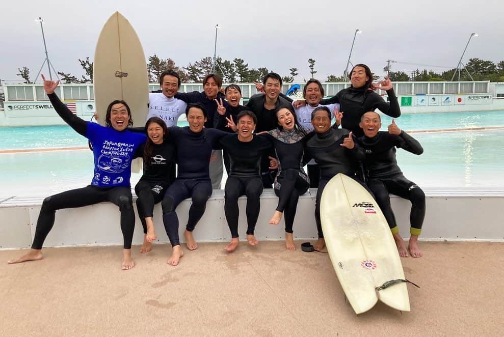 水野亜彩子さんのインスタグラム写真 - (水野亜彩子Instagram)「. Japan Open 2nd Adaptive Surfing Championship🏆  昨年の第1回に続き今年第2回目も 2日間解説させて頂きました🎤  今回はなんと世界大会ということで ハイレベルな戦いに興奮と感動の嵐！！！ またShizunami Surf Studiumならではの 海とは異なった緊張感の中での試合でした。  今大会も色々な事を沢山学ばせてもらいましたが その中でも皆さんのハッピーバイブスを 周りに与えるパワーの凄さ🌈❗️ 私もそんなハッピーバイブスを届けられる 素敵な人になりたいなと思ったと同時に 凄いエネルギーとパワーを持っている パラサーフィンの素晴らしさを 今後も伝えていきたいです🎤✨  2028年ロサンゼルス・パラリンピックで正式種目になる事を願って…💫  試合終了後は初Shizunami Surf Stadiumでサーフィン🏄🏽‍♀️ 海とは異なった波との距離の取り方と 波が来る時のジェットコースターのような音で 完全に心拍数が上がり 1本目を乗り終わった後は心臓の音が聞こえる程🫀🩺笑 久々にこんな緊張感を味わいましたが 最高の時間を過ごさせて頂きました❤️  来年第3回目も楽しみです✨  📸 @shujiizumo  #surfing #adaptivesurfing」5月1日 21時18分 - asakomizuno