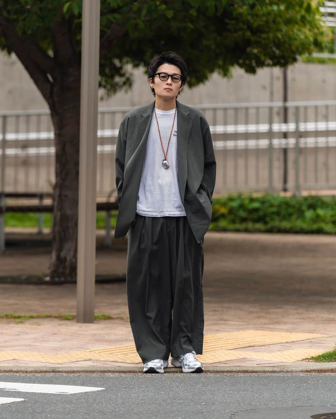 Ryoさんのインスタグラム写真 - (RyoInstagram)「ㅤㅤㅤㅤㅤㅤㅤㅤㅤㅤㅤㅤㅤ Today's outfit🚶‍♂️ ウールとレーヨンシルクで織られた、ドライタッチで少し透け感のある薄手の生地を使ったセットアップ。 とにかく軽く、吸湿性・放湿性に優れている為、夏場でも着ていただけそう〜🙆‍♂️🎐  今の時期からちょうど良いかと☺️✨  @plus81.official にもございますー🤲  jacket : @blurhms_official  size : 3 tee : @ennoy_com  pants : @blurhms_official size : 2 shoes : @asics_sportstyle  eyewear : @yuichi_toyama_official  ㅤㅤㅤㅤㅤㅤㅤㅤㅤㅤㅤㅤㅤ #ennoy  #blurhms  #asics #yuichitoyama」5月1日 21時18分 - ryo__takashima