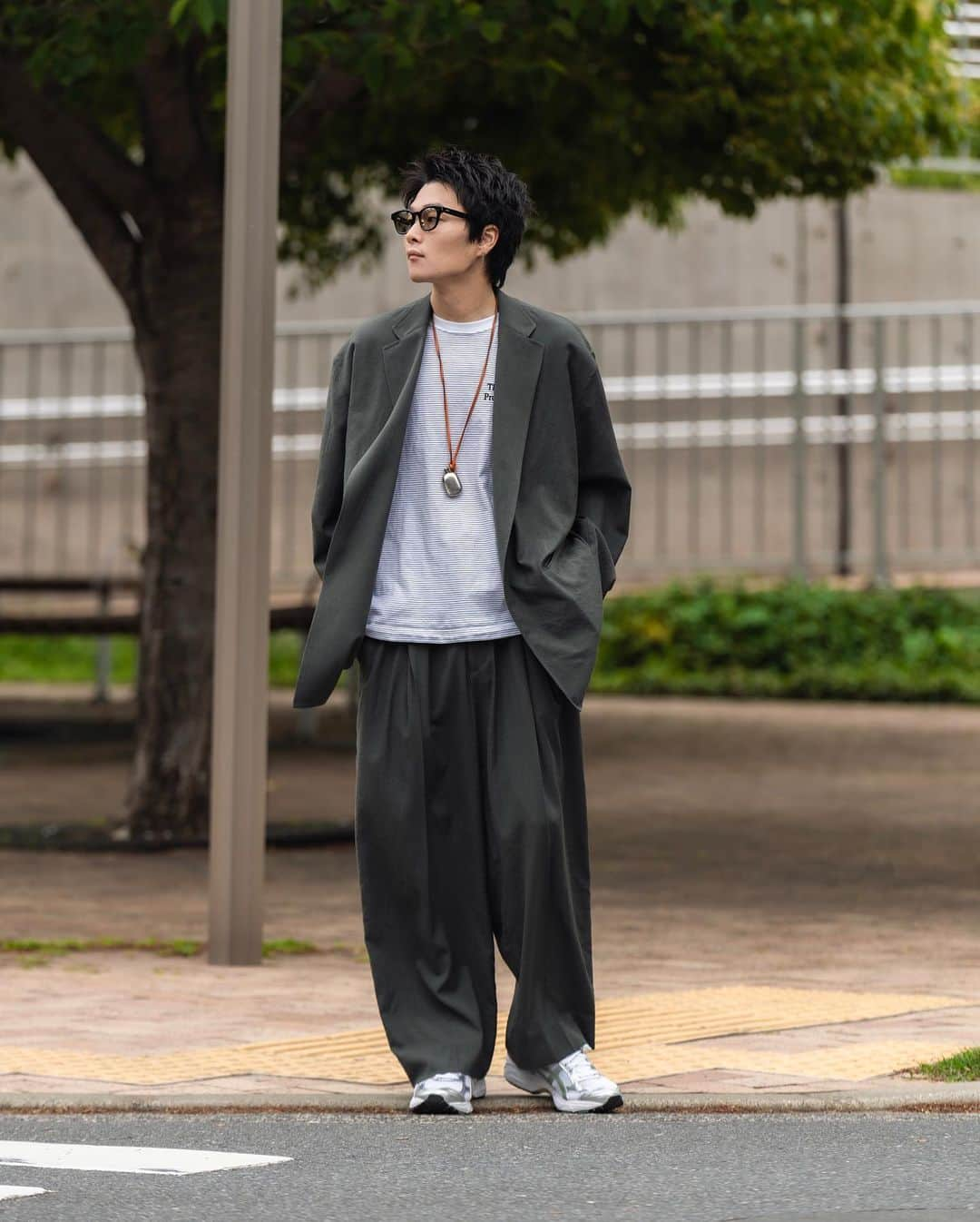 Ryoさんのインスタグラム写真 - (RyoInstagram)「ㅤㅤㅤㅤㅤㅤㅤㅤㅤㅤㅤㅤㅤ Today's outfit🚶‍♂️ ウールとレーヨンシルクで織られた、ドライタッチで少し透け感のある薄手の生地を使ったセットアップ。 とにかく軽く、吸湿性・放湿性に優れている為、夏場でも着ていただけそう〜🙆‍♂️🎐  今の時期からちょうど良いかと☺️✨  @plus81.official にもございますー🤲  jacket : @blurhms_official  size : 3 tee : @ennoy_com  pants : @blurhms_official size : 2 shoes : @asics_sportstyle  eyewear : @yuichi_toyama_official  ㅤㅤㅤㅤㅤㅤㅤㅤㅤㅤㅤㅤㅤ #ennoy  #blurhms  #asics #yuichitoyama」5月1日 21時18分 - ryo__takashima