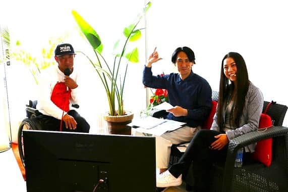 水野亜彩子のインスタグラム：「. Japan Open 2nd Adaptive Surfing Championship🏆  昨年の第1回に続き今年第2回目も 2日間解説させて頂きました🎤  今回はなんと世界大会ということで ハイレベルな戦いに興奮と感動の嵐！！！ またShizunami Surf Studiumならではの 海とは異なった緊張感の中での試合でした。  今大会も色々な事を沢山学ばせてもらいましたが その中でも皆さんのハッピーバイブスを 周りに与えるパワーの凄さ🌈❗️ 私もそんなハッピーバイブスを届けられる 素敵な人になりたいなと思ったと同時に 凄いエネルギーとパワーを持っている パラサーフィンの素晴らしさを 今後も伝えていきたいです🎤✨  2028年ロサンゼルス・パラリンピックで正式種目になる事を願って…💫  試合終了後は初Shizunami Surf Stadiumでサーフィン🏄🏽‍♀️ 海とは異なった波との距離の取り方と 波が来る時のジェットコースターのような音で 完全に心拍数が上がり 1本目を乗り終わった後は心臓の音が聞こえる程🫀🩺笑 久々にこんな緊張感を味わいましたが 最高の時間を過ごさせて頂きました❤️  来年第3回目も楽しみです✨  📸 @shujiizumo  #surfing #adaptivesurfing」