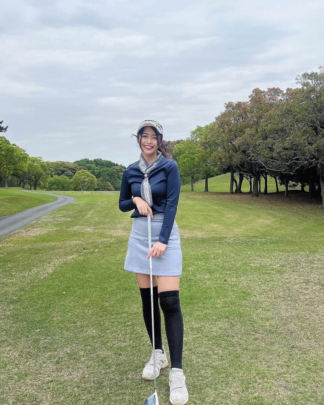 石倉侑芽さんのインスタグラム写真 - (石倉侑芽Instagram)「🤍  ゴルフと美容について⛳️🤍 先週末のラウンドコーデは、大好きなブルー系で統一💓 tops... @cocoairygolf skirt... @lenan_golf sunvisor... @cocoairygolf 私服っぽいウェアが最近どんどん増えてて ゴルフコーデも本当におしゃれの幅が広がって楽しくて沼🫠🫠  そして、ゴルフの日だけに限らず 私の生活の中で、欠かせない存在のプロテイン🤍 この間紹介したプロテインもお気に入りで大好きなんですが また美味しくて優秀なのをお友達に紹介してもらい、プレゼントして頂いたのでシェアします🥺🙏  みちょぱさん監修のシリカプロテイン✨ これは植物性大豆タンパク質がベースの商品。 わたしは色んな種類がお家にあって、 その時の体調や気分、目的によって 飲むタイミングや飲むものを変えています🕊  これはゆっくり時間をかけて栄養を吸収してくれるソイプロテイン🤍 ゴルフの日って ①朝4時とか5時に起きて軽めの朝食 ②ラウンド前におにぎりとか食べる ③10時すぎくらいにお昼ご飯 ④ラウンド後もお腹空いちゃうから間食 ⑤帰ってきて夜ご飯 って感じで気付いたらいつもよりご飯食べてるやんってなるの🥹🥹  でもこんな時の夜ご飯や朝の栄養補給を プロテインに置き換えられるかどうかが 美容や体型キープに欠かせない選択🥹🫶  このプロテインは糖質4.7gなのに 結構あまくて満足感あって、どうしても甘い物を欲してしまうときに最高👏  あとはこれには、コラーゲンやエラスチンなどの繊維や組織を強力につなぎ合わせる働きがあるって注目されてるシリカと食物繊維も含まれてるよ🕊  プロテインも、置き換えダイエット系も 色んなのがありすぎてどれ選んだらいいか分かんない状態だけど 自分に合うものを見つけて続けていくのって大事🤍  一緒にキレイで健康な身体づくり頑張りましょ〜✊🤍  今日から、キャンペーンで初回シェイカーついてくるらしい🫰🏻  #プロテイン#シリカプロテイン#置き換えダイエット#ゴルフ女子#ゴルフ#ゴルフウェア#ゴルフコーデ #ゴルフスイング#スポーツ女子 #トレーニング女子#ゆめちんゴルフ」5月1日 21時18分 - yume8115