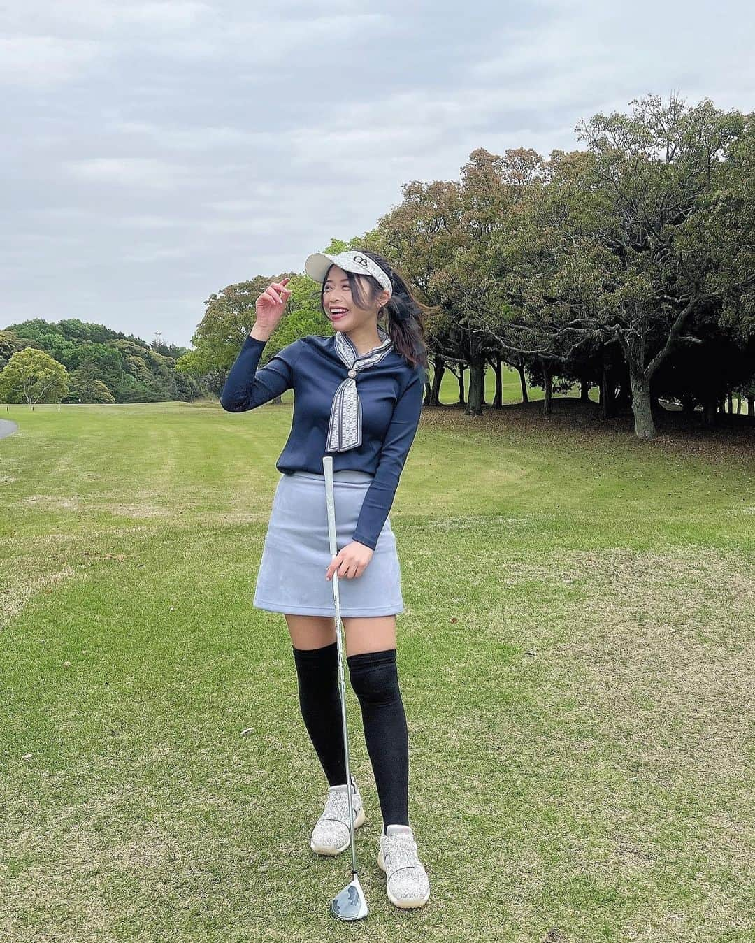 石倉侑芽さんのインスタグラム写真 - (石倉侑芽Instagram)「🤍  ゴルフと美容について⛳️🤍 先週末のラウンドコーデは、大好きなブルー系で統一💓 tops... @cocoairygolf skirt... @lenan_golf sunvisor... @cocoairygolf 私服っぽいウェアが最近どんどん増えてて ゴルフコーデも本当におしゃれの幅が広がって楽しくて沼🫠🫠  そして、ゴルフの日だけに限らず 私の生活の中で、欠かせない存在のプロテイン🤍 この間紹介したプロテインもお気に入りで大好きなんですが また美味しくて優秀なのをお友達に紹介してもらい、プレゼントして頂いたのでシェアします🥺🙏  みちょぱさん監修のシリカプロテイン✨ これは植物性大豆タンパク質がベースの商品。 わたしは色んな種類がお家にあって、 その時の体調や気分、目的によって 飲むタイミングや飲むものを変えています🕊  これはゆっくり時間をかけて栄養を吸収してくれるソイプロテイン🤍 ゴルフの日って ①朝4時とか5時に起きて軽めの朝食 ②ラウンド前におにぎりとか食べる ③10時すぎくらいにお昼ご飯 ④ラウンド後もお腹空いちゃうから間食 ⑤帰ってきて夜ご飯 って感じで気付いたらいつもよりご飯食べてるやんってなるの🥹🥹  でもこんな時の夜ご飯や朝の栄養補給を プロテインに置き換えられるかどうかが 美容や体型キープに欠かせない選択🥹🫶  このプロテインは糖質4.7gなのに 結構あまくて満足感あって、どうしても甘い物を欲してしまうときに最高👏  あとはこれには、コラーゲンやエラスチンなどの繊維や組織を強力につなぎ合わせる働きがあるって注目されてるシリカと食物繊維も含まれてるよ🕊  プロテインも、置き換えダイエット系も 色んなのがありすぎてどれ選んだらいいか分かんない状態だけど 自分に合うものを見つけて続けていくのって大事🤍  一緒にキレイで健康な身体づくり頑張りましょ〜✊🤍  今日から、キャンペーンで初回シェイカーついてくるらしい🫰🏻  #プロテイン#シリカプロテイン#置き換えダイエット#ゴルフ女子#ゴルフ#ゴルフウェア#ゴルフコーデ #ゴルフスイング#スポーツ女子 #トレーニング女子#ゆめちんゴルフ」5月1日 21時18分 - yume8115