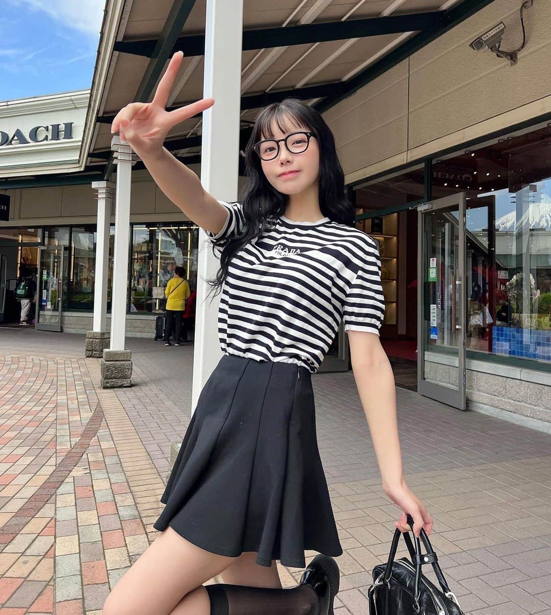 えみ姉のインスタグラム：「ㅤ ㅤこの日のコーデお気に入り💋 @prada 可愛い。。はぁぁぁぁ ㅤ 窓に映る富士山が縁起よい🗻 ㅤ気合い入れて爆買いしたけん動画とるな。笑 ㅤ ㅤ ㅤ #prada #プラダ #コーデ #御殿場アウトレット #静岡観光 #メガネ #骨格ストレート #骨スト #ダイエット #骨ストコーデ」