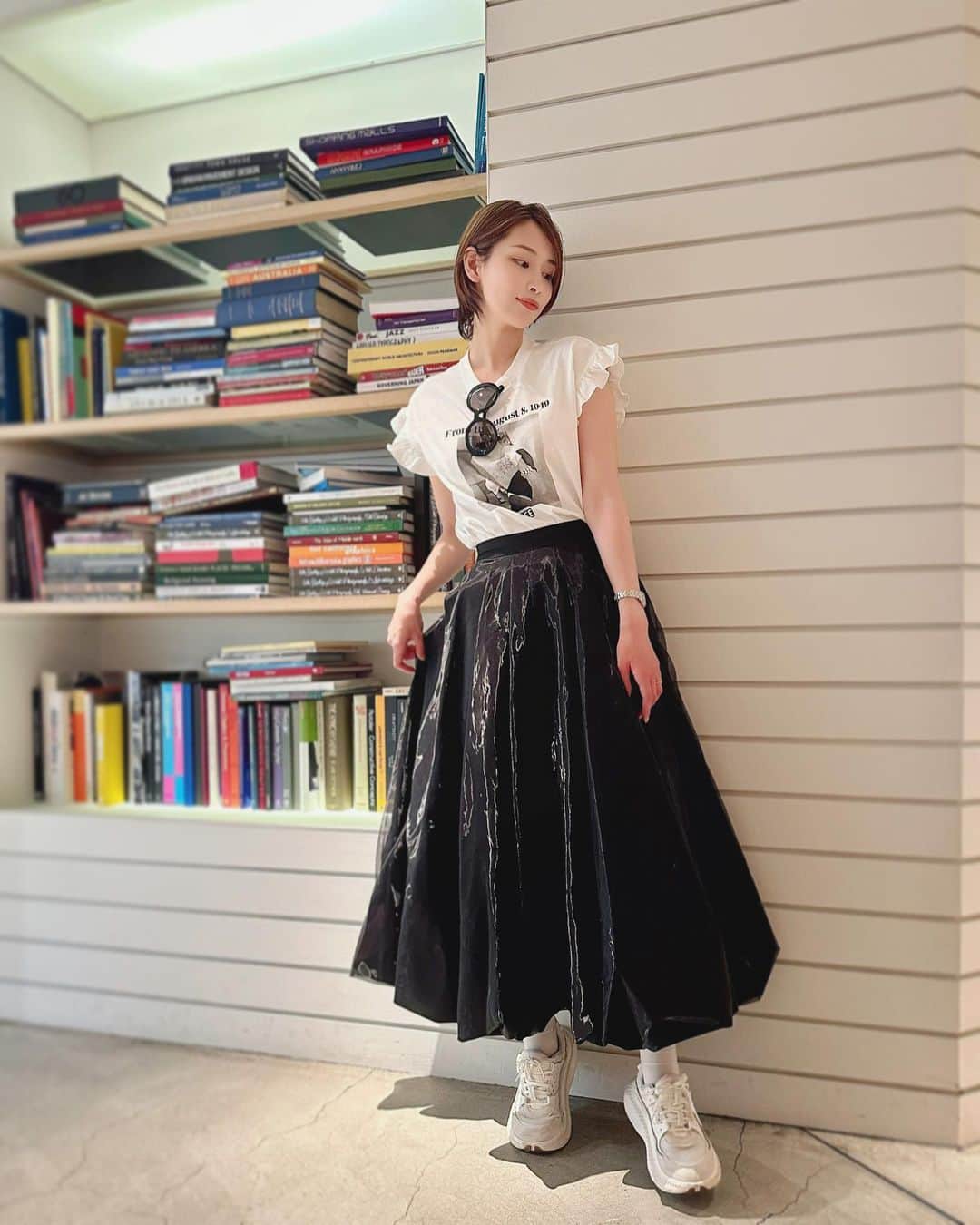 のインスタグラム：「💖  バチェラーに出演されていた休井美郷さん( @kyuui_misato )がディレクターを務める アパレルブランド @qumerry.official のあざとかわいい新作🖤🤍🖤  シンプルなトップスと合わせるだけでも あざとかわいさを演出できるバルーンスカートは ゴージャスすぎない絶妙なボリューム感がお気に入り🖤  さりげない袖フリルがかわいいトップスはこの夏に活躍してくれそう🤍🎵  あざとさには程遠い私だけど @qumerry.official のアイテムはどれも私の好みのティストで 他のアイテムも魅力的すぎます❤️❤️❤️  #qumerry #キュメリ #あざとかわいい #あざとい #あざとい系女子  #あざといファッション  #2023ss #2023夏 #春夏コーデ　#デートコーデ #ママコーデ　#おでかけコーデ  #身長170cm #ブロガー #インフルエンサー #横町ももこ」