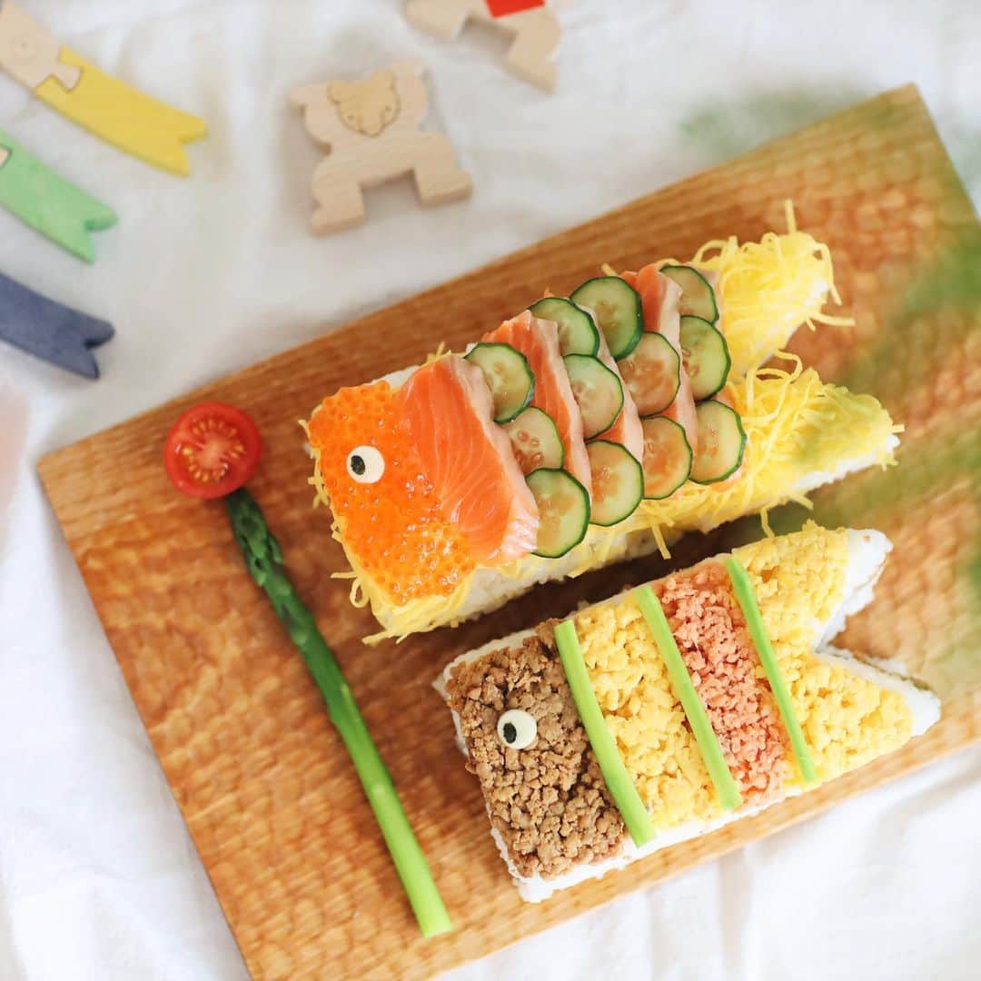 きなこのインスタグラム：「牛乳パックを型にして作った鯉のぼり寿司ケーキ🎏 GWは予定があるので、早めのこどもの日ごはん♩  息子の大好きなサーモン×いくら、肉そぼろのお寿司にしたよ♩ 牛乳パックがなければラップだけでも作れます☺️  詳細はブログに🙌」
