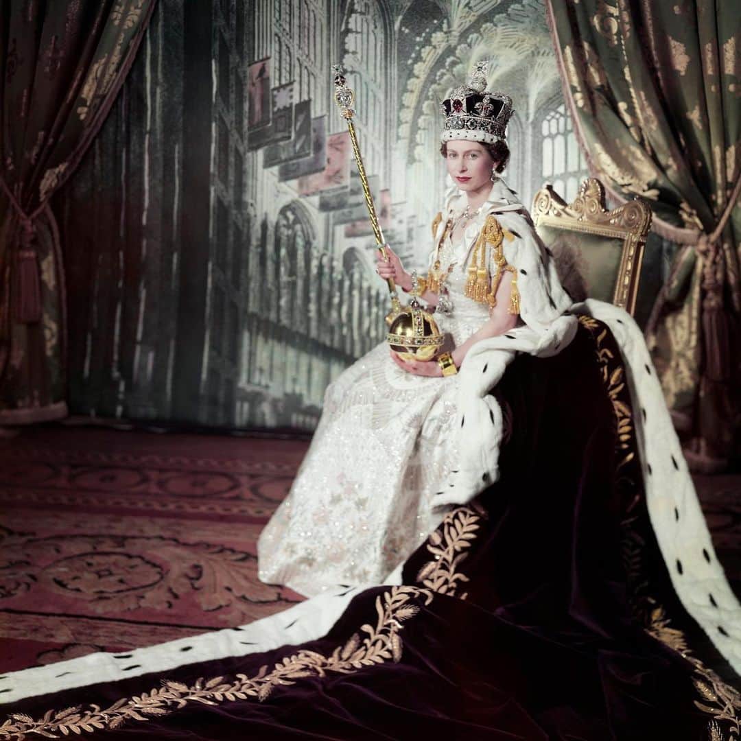 ロイヤル・ファミリーのインスタグラム：「With just a few days to go until the first coronation for almost 70 years, we finish our #MonarchMonday 👑 retrospective with this iconic image of Queen Elizabeth II taken on her Coronation Day, 2 June 1953.   The late Queen is shown wearing an embroidered and beaded dress by Norman Hartnell and her purple velvet Coronation Robe. The false backdrop depicts the interior of Westminster Abbey.   #ElizabethII #Beaton #Hartnell #MonarchMonday #Coronation #RoyalFamily」