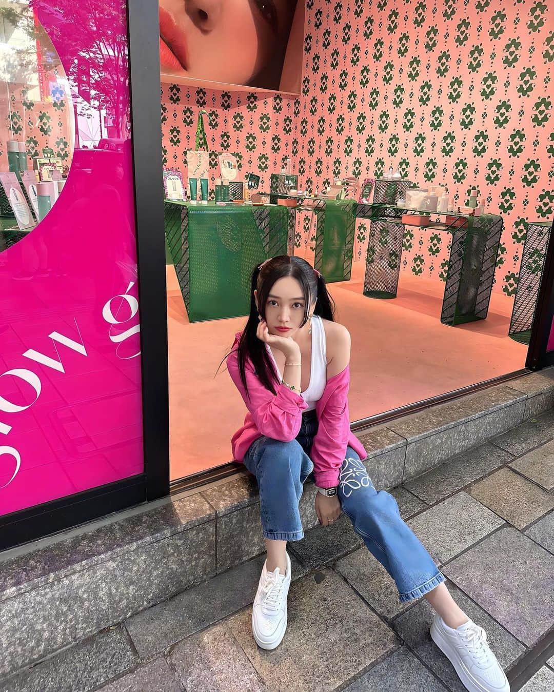 megbabyのインスタグラム：「Final💖🫶🏻💚  @mgb_skin popup storeへお越しいただいたみなさま7日間本当にありがとうございました😭💖✨💚  いつも愛してくださるみなさまへ直接お会いして感謝の気持ちを伝えることができて感無量です😭✨💕  愛には愛で返す‼️ もっともっとみんなの喜ぶ顔が見たくて使命感に燃えています❤️‍🔥💪🏻  これからも愛を贈り続けますので ついてきてください‼️❤️‍🔥  また必ずお会いしましょう❤️ 約束🤝  #mgbskin #megoodbeauty  #美のパワースポット #スタッフみんなとお揃いのツインテールは記念だから許してね🥺🤣」