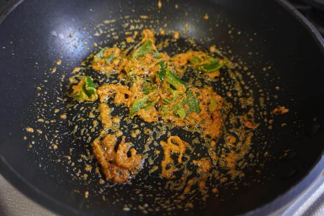 印度カリー子さんのインスタグラム写真 - (印度カリー子Instagram)「【レシピ】かんたん本格！ベンガル風フィッシュカレー  ご飯とよく合う、インド・ベンガル風のフィッシュカレーです。  マスタードの酸味がたまりません…  決め手はチヨダ和からし！？！  材料　1〜2人分 ・さばの水煮缶　1缶（190g） ・ピーマン　1個 ・しょうが　1かけ(千切り) ・油　大さじ1 ※マスタードシードオイルでもっと本格的に！ ・チヨダ和からし　大さじ1 ・砂糖　小さじ1/2 ・水　100ml ・塩　ひとつまみ 　 スパイス ・チリペッパー　小さじ1/4(辛味なので増減可) ・マスタードシード　小さじ1/2  作り方 ①チヨダ和からしを水（分量外）大さじ１で溶いておく  ②フライパンに油とマスタードシードをいれ中火にかけ、油の中でマスタードシードを熱する  ③マスタードシードの弾けが弱まってきたら、弱火にしてしょうが、ピーマンを加える。  ④香りが立ってきたら、①とチリペッパーを加えて1分ほど混ぜ合わせる  ⑤さば缶、水を加え沸騰させ、沸騰させた状態でフタをして3分ほど煮る  ⑥最後に塩で味を調える。  ★お好みでパクチー、生姜の千切りをトッピングするのがおすすめ！  ★ チヨダ和からし…実は ベンガル系のカレーによく使うマスタードシードパウダーとターメリックが入っている万能スパイス！！ バランスも良くめちゃめちゃ美味しく作れます  #和からし　#粉からし　#pr」5月1日 21時41分 - indocurryko