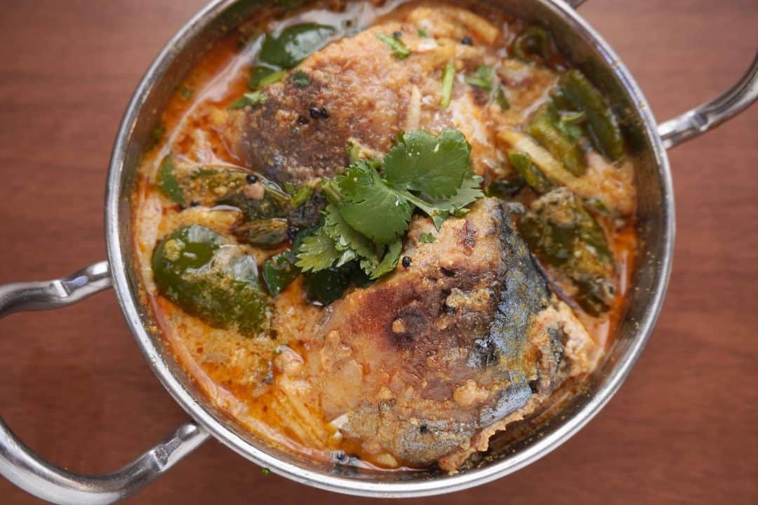 印度カリー子さんのインスタグラム写真 - (印度カリー子Instagram)「【レシピ】かんたん本格！ベンガル風フィッシュカレー  ご飯とよく合う、インド・ベンガル風のフィッシュカレーです。  マスタードの酸味がたまりません…  決め手はチヨダ和からし！？！  材料　1〜2人分 ・さばの水煮缶　1缶（190g） ・ピーマン　1個 ・しょうが　1かけ(千切り) ・油　大さじ1 ※マスタードシードオイルでもっと本格的に！ ・チヨダ和からし　大さじ1 ・砂糖　小さじ1/2 ・水　100ml ・塩　ひとつまみ 　 スパイス ・チリペッパー　小さじ1/4(辛味なので増減可) ・マスタードシード　小さじ1/2  作り方 ①チヨダ和からしを水（分量外）大さじ１で溶いておく  ②フライパンに油とマスタードシードをいれ中火にかけ、油の中でマスタードシードを熱する  ③マスタードシードの弾けが弱まってきたら、弱火にしてしょうが、ピーマンを加える。  ④香りが立ってきたら、①とチリペッパーを加えて1分ほど混ぜ合わせる  ⑤さば缶、水を加え沸騰させ、沸騰させた状態でフタをして3分ほど煮る  ⑥最後に塩で味を調える。  ★お好みでパクチー、生姜の千切りをトッピングするのがおすすめ！  ★ チヨダ和からし…実は ベンガル系のカレーによく使うマスタードシードパウダーとターメリックが入っている万能スパイス！！ バランスも良くめちゃめちゃ美味しく作れます  #和からし　#粉からし　#pr」5月1日 21時41分 - indocurryko