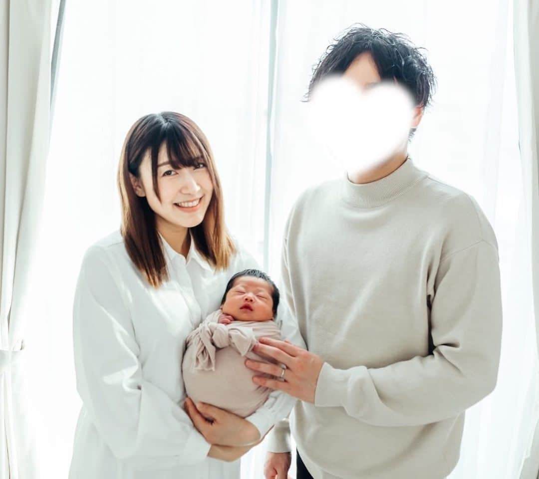 ホームランなみちのインスタグラム：「ニューボーンフォト👶  久しぶりの投稿になってしまいました🥺 忙しない毎日ですが、日々成長する娘のお世話はとっても楽しい♡ 毎日可愛くてしょうがないです♡ ママとして成長出来るように、頑張ります！！！  まもなく生後2ヶ月になりますが、 産まれてまもなく撮って頂いたニューボーンフォトを📷 すでに新生児の頃が懐かしい！！！ 小さくてふにゃふにゃの娘を写真に残せてよかったです🥹♡ この頃からもう体重は2kg近く、身長は6cmも伸びてるんです！ 赤ちゃんの成長は本当に早い！ 今を大切に過ごします♡  また更新します❁  #ニューボーン #ニューボーンフォト #👶 #アートニューボーンフォト  #旦那さんに瓜二つ」