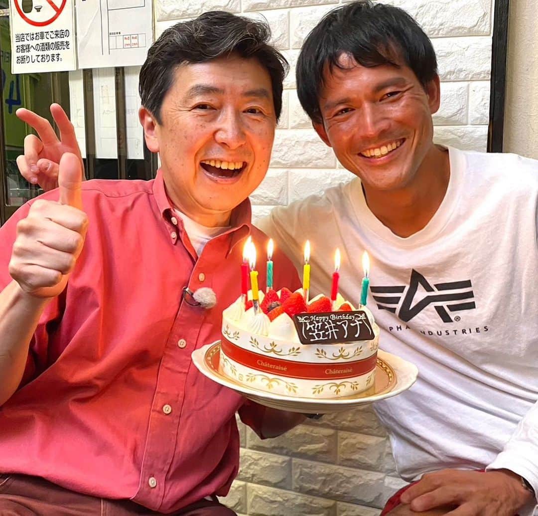 笠井信輔さんのインスタグラム写真 - (笠井信輔Instagram)「明日、5月2日(火)、お昼12時から 「昼めし旅」が放送されます  今回は、神奈川県大磯町、平塚市で、住民の皆さんのご飯を見せていただきました　　　  なんと、この日は私の誕生日 ❣️ 誕生プレゼントにもらった赤い靴を履いて 60歳の記念日でも働く私は働き者なのです(笑)。  ノーアポ取材も敢行しなければいけない、ハードな番組ですが 今回もとても面白い仕上がりになったと思います  地元で人気の魚屋さん「魚金」の、絶品、お刺身まかないめし！  とても素敵な元パン屋さんのカフェ、「パン屋の富田」  ママさんがとってもいい人で、料理が上手  お客さんとも盛り上がりました  そして、大磯の砂浜で声をかけたイケメン男性に紹介してもらった 居酒屋「ちーちゃん」  なんと、感動のサプライズ  本日火曜日 テレビ東京、　 お昼12時からです お楽しみに❣️  そして、明日(水)は、 BS TBS  夜11時から 「ねこ自慢」もよろしくお願いします  ーーーーーーーーーーーーーーーーーーーーーー  【追伸】  ごめんなさい 今日放送された「昼めし旅」なのですが 魚屋さんの「魚金」さん 居酒屋の「ちーちゃん」さんは  ロケの撮れ高が良かったので、来週の火曜日の放送と言うことになったそうです  期待していた方申し訳ありませんでした。来週火曜日までお待ち下さい！」5月1日 21時35分 - shinsuke.kasai