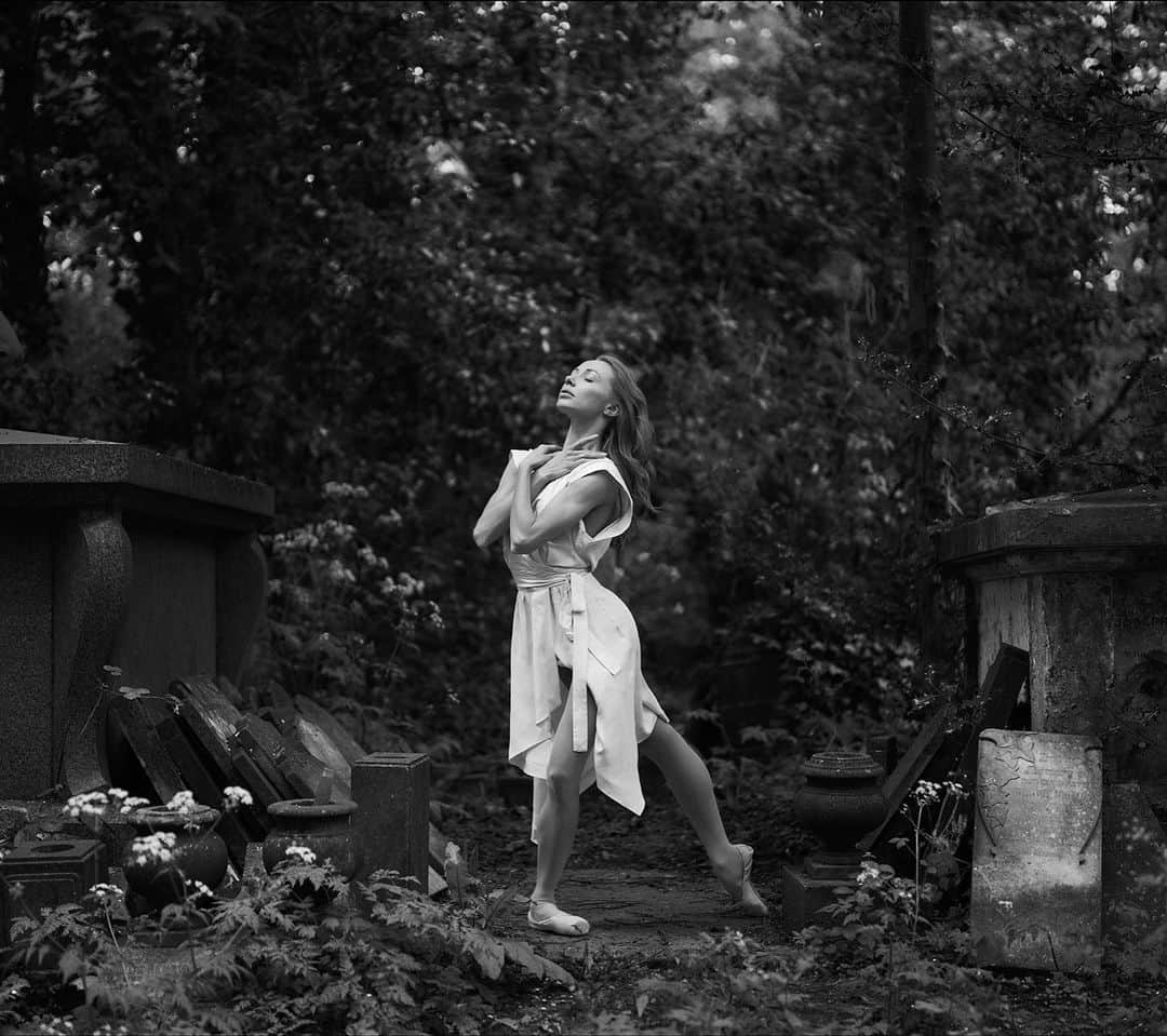ballerina projectのインスタグラム：「𝐈𝐚𝐧𝐚 𝐒𝐚𝐥𝐞𝐧𝐤𝐨 at Abney Park Cemetery in London.   @iana_salenko #ianasalenko #ballerinaproject #abneyparkcemetery #london #ballerina #ballet   Ballerina Project 𝗹𝗮𝗿𝗴𝗲 𝗳𝗼𝗿𝗺𝗮𝘁 𝗹𝗶𝗺𝗶𝘁𝗲𝗱 𝗲𝗱𝘁𝗶𝗼𝗻 𝗽𝗿𝗶𝗻𝘁𝘀 and 𝗜𝗻𝘀𝘁𝗮𝘅 𝗰𝗼𝗹𝗹𝗲𝗰𝘁𝗶𝗼𝗻𝘀 on sale in our Etsy store. Link is located in our bio.  𝙎𝙪𝙗𝙨𝙘𝙧𝙞𝙗𝙚 to the 𝐁𝐚𝐥𝐥𝐞𝐫𝐢𝐧𝐚 𝐏𝐫𝐨𝐣𝐞𝐜𝐭 on Instagram to have access to exclusive and never seen before content. 🩰」