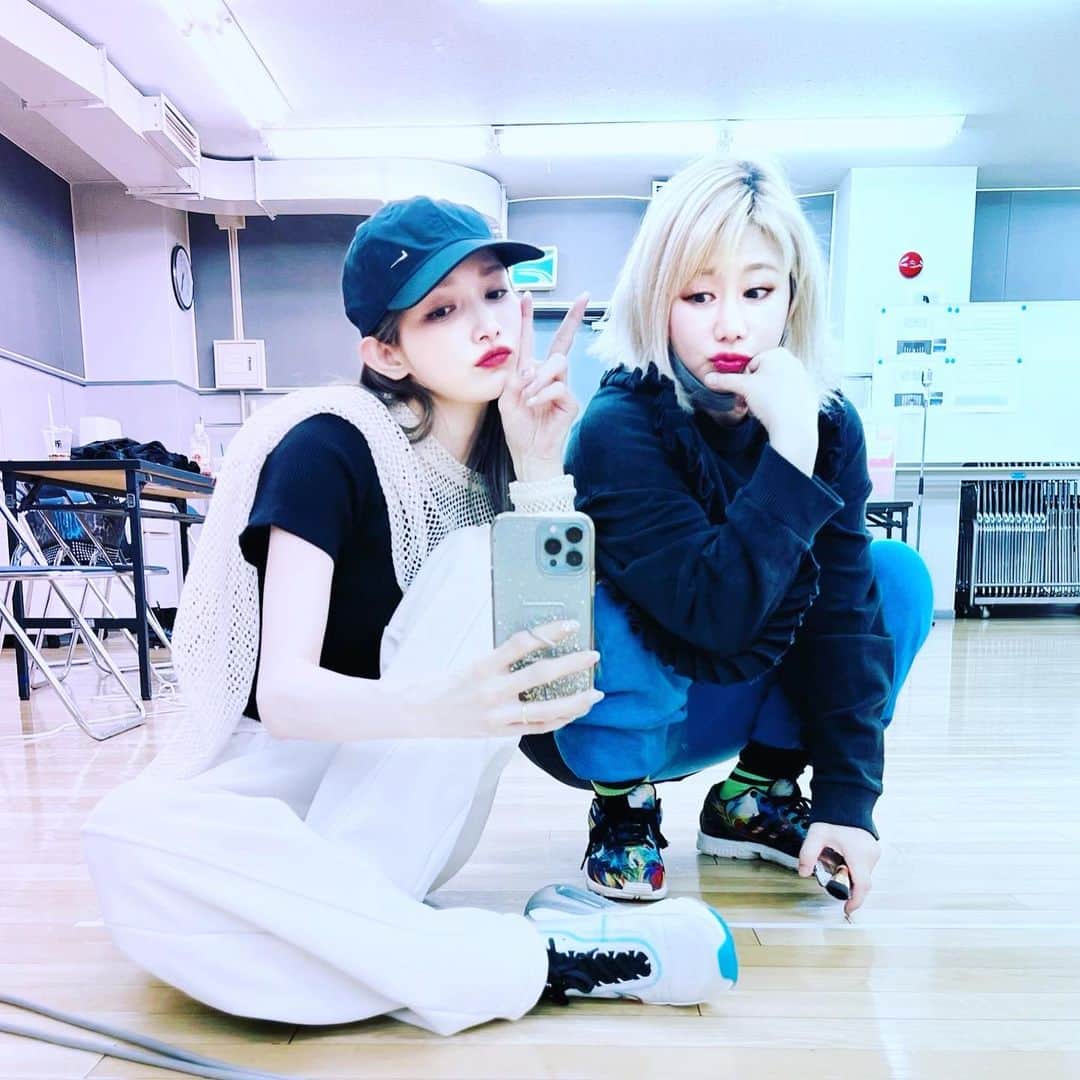 RYONRYON.のインスタグラム：「皆様 最近は私は ようやく始動しまして、  ５月２１日に #後藤真希さん  #ライブ  #演出  #振付  #キャスティング しております！  思えば出会って20年。。。  私と後藤さん。 出会って20年❗️、、え？？早っ  いゃ〜 ほんとに、振り返るとありがたい事ばかりでございます。 先生らしくない先生として ここまで育てて頂きました！  #盛り上がるしかっ⁉️ こちらのライブで皆様のご期待に 沿えるよう、、、日々、後藤真希とは？さて、はて、 後藤真希の才能とは？ 後藤真希って、、？って  今年に入って デビューのアサヤンからあれこれ 見直して、私なりに 後藤真希の軌跡をみながら考えて皆様と共に 最大限楽しめる、ある意味プレミアムなライブを感じて頂けたらと思っております！  今回は色々あけて、 ようやく楽しめるこの時期に 後藤と後藤のファンならではの 時間と空間にできたらと思い Newダンサーも加わりリハーサルに励みたいと思いますっ！  作品の基盤作りも終わり やっと後藤さんとダンサーの 合わさったリハーサルが始まりました！  後藤の才能をここからまたどんどん開花して 合わせて、私もダンサーも同じく開花して、 そして皆さまも同じ開花して、 盛り上がるしか？  という気持ちで走っております‼️  盛り上がるしか？  の答えは 当日会場で皆様の エネルギッシュな躍動感で 見れることと期待しておりますです。 →私は泣いているかもしれません！ →いや、泣くと思う  またアップしていきます！ #後藤真希公式instagram  でわ、 皆様これからも 宜しくお願いしますっ！  ※私は素すぎてアプリでリップを ねりたくりました！」