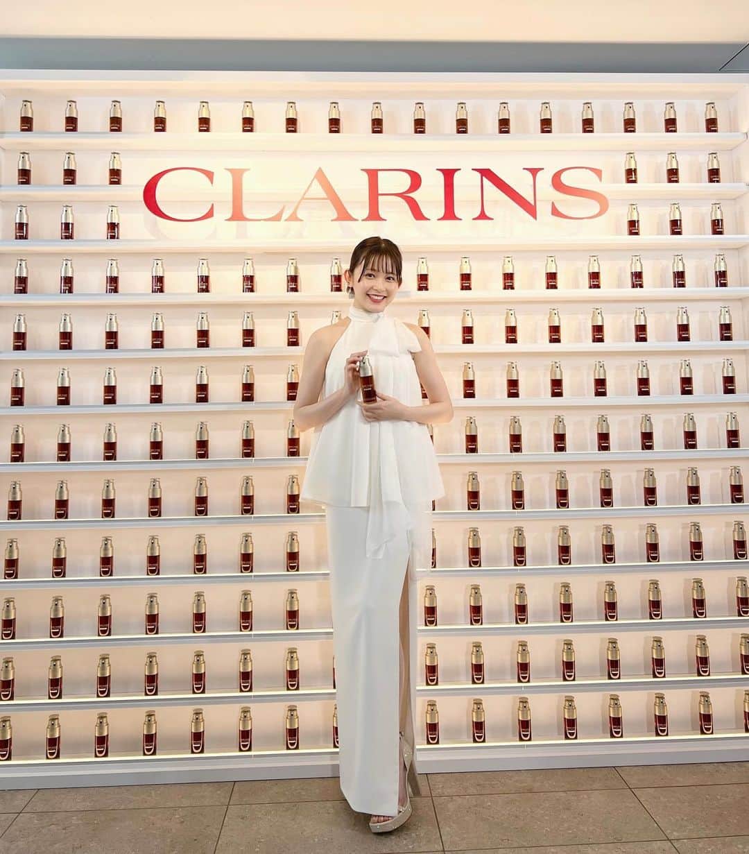 久間田琳加のインスタグラム：「4月27日に新登場する、 クラランスのダブル セーラム ライト🫧 大人気美容液「ダブル セーラム EX」から新登場するライトテクスチャーの美容液で、 これからの季節にぴったりなつけ心地🕊 水分と油分の黄金バランスが2層になってお肌にハリとツヤを与えてくれるよ！ 軽いつけ心地なのに一瞬で潤いを感じられるので、メイクのりも良くなりました😳 キャップ部分を回すだけで、自分で好きな量をつけられるのも魅力的♡ @clarinsjp #クラランス #ダブルセーラムライト #コミュニケーション美容液 #pr」