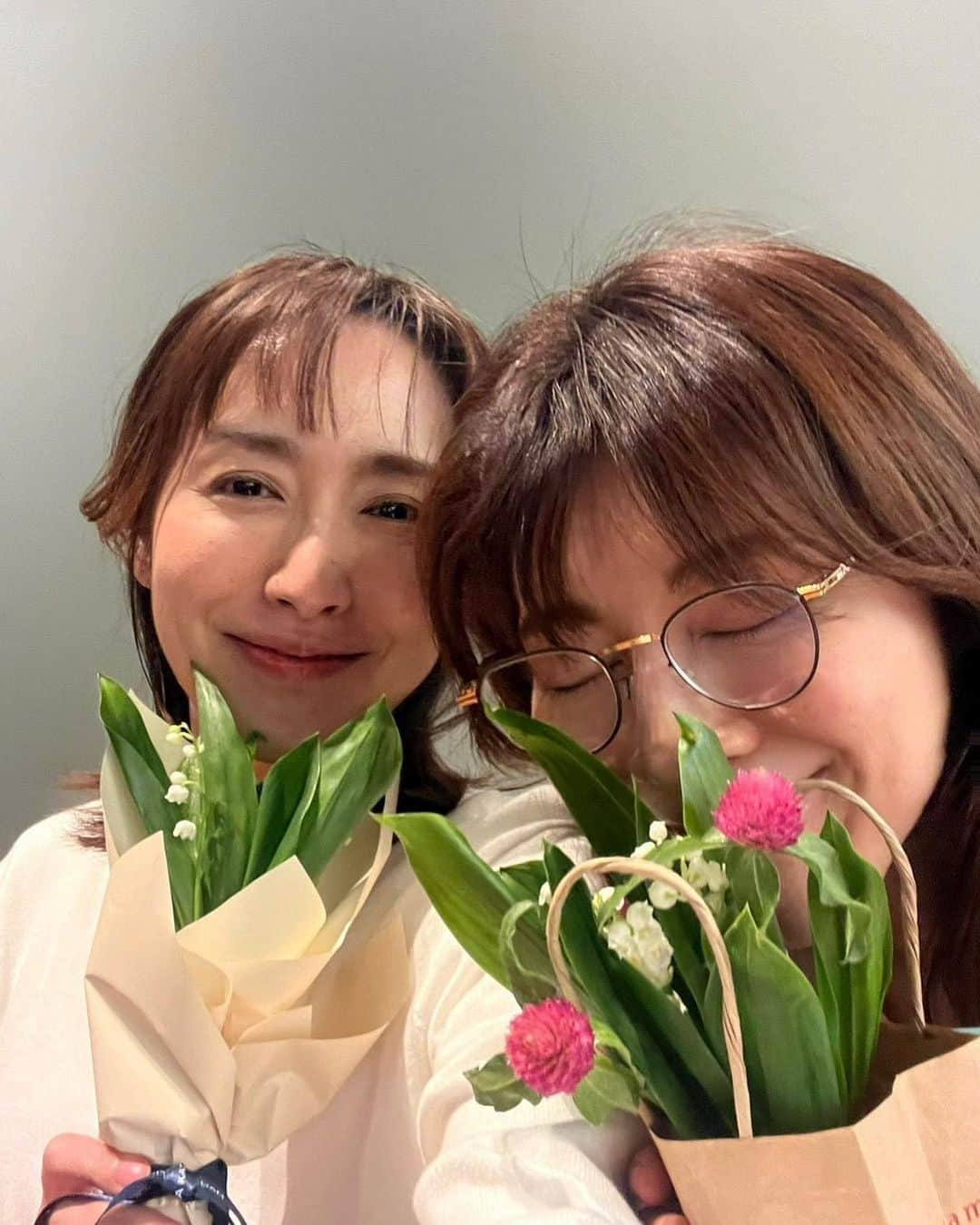 MIHOさんのインスタグラム写真 - (MIHOInstagram)「【5月のハジマリ・スズランの日】  スズランの花言葉は幸せの再来、純粋  フランスでは今日、家族や恋人、友人などにスズランを贈るそうです☺︎  5月お誕生日のみなさん おめでとうございます  健やかで優しい一年になりますように...  明後日からのイベント準備をバタバタと済ませつつ、マネージャーさんに上半身と全身の写真を送ってくださいといわれたので、打ち合わせの合間に職人さんに撮ってもらっていたら〔ノリノリで撮ってくれたYさんありがとうございます！〕  じーーーっ と @yoi.iniki のデザイナーのヨイちゃんが見ていたw  聞けば3日に1回はきてるとか  あぁ、みんなイベントがない時はこうやってコツコツがんばっているんだなぁって励まされた  応援してくれるみんなや、好きでいてくれる人がいるから頑張れるなぁ、と、ヒシヒシ  そんなことを思いながら待ち合わせした彼女は、今日、心に羽根がフワリとしたいいニュースがグループラインに☺︎  そうだ、スズラン買ってこう  @kaefujimori   彼女のハワイアンジュエリーのブランド　 @nahana_2022 とのコラボの作品も一部お取り扱いしておりますのでどうぞよろしくお願いします☺︎  そしたら  ハッピーアイスクリーム  お互いスズラン交換☺︎  みんながそれぞれ大切にしていることを忘れずに、思い出し笑いできる毎日を重ねていきたいなぁ、って  イベントもうすぐハジマリます  焦  みなさんに会える日をたのしみにあともう一踏んばり  キッチンごはんももうすぐ卒業、笑  みなさんも健やかな5月のハジマリを！  27.Allen miho  【27.Allen Pop up】　  and LIFE.  大丸神戸 1階  元町玄関正面口    5月3日wed -9日tue  いつもの毎日の中に 少し新しい自分を見つけに☺︎  @27.allen_me.time  @27.allen_miho   #27allen #ヴァンセットアレン #ジュエリー #天然石ジュエリー #ラッキーチャーム #セミオーダー #ゴールデンウィークイベント #神戸 #大丸神戸popup #問屋街」5月1日 21時38分 - 27.allen_miho